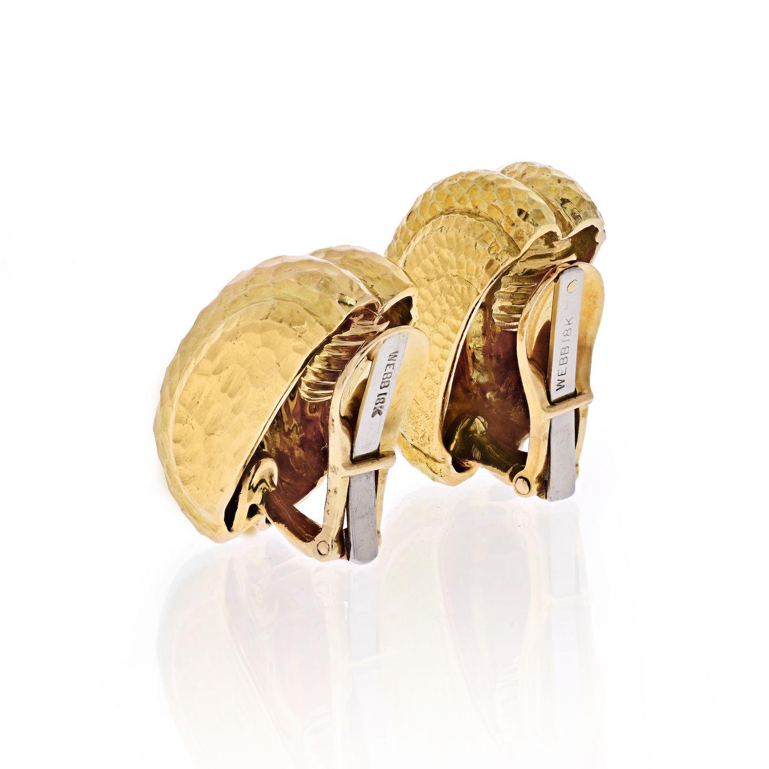 David Webb Platinum & 18K Yellow Gold Hammered Clip-On Earrings. Each designed as a reeded and hammered 18k gold tapered half-hoop.
Length: 24mm
Width: 13mm 