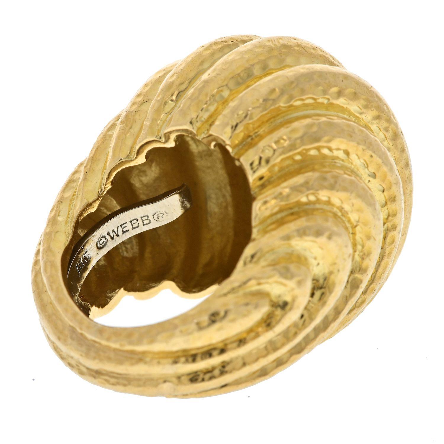 David Webb 18K Yellow Gold Hammered Domed Fluted Style Ring.
Fluted dome cocktail ring in hammered 18k yellow gold, signed 