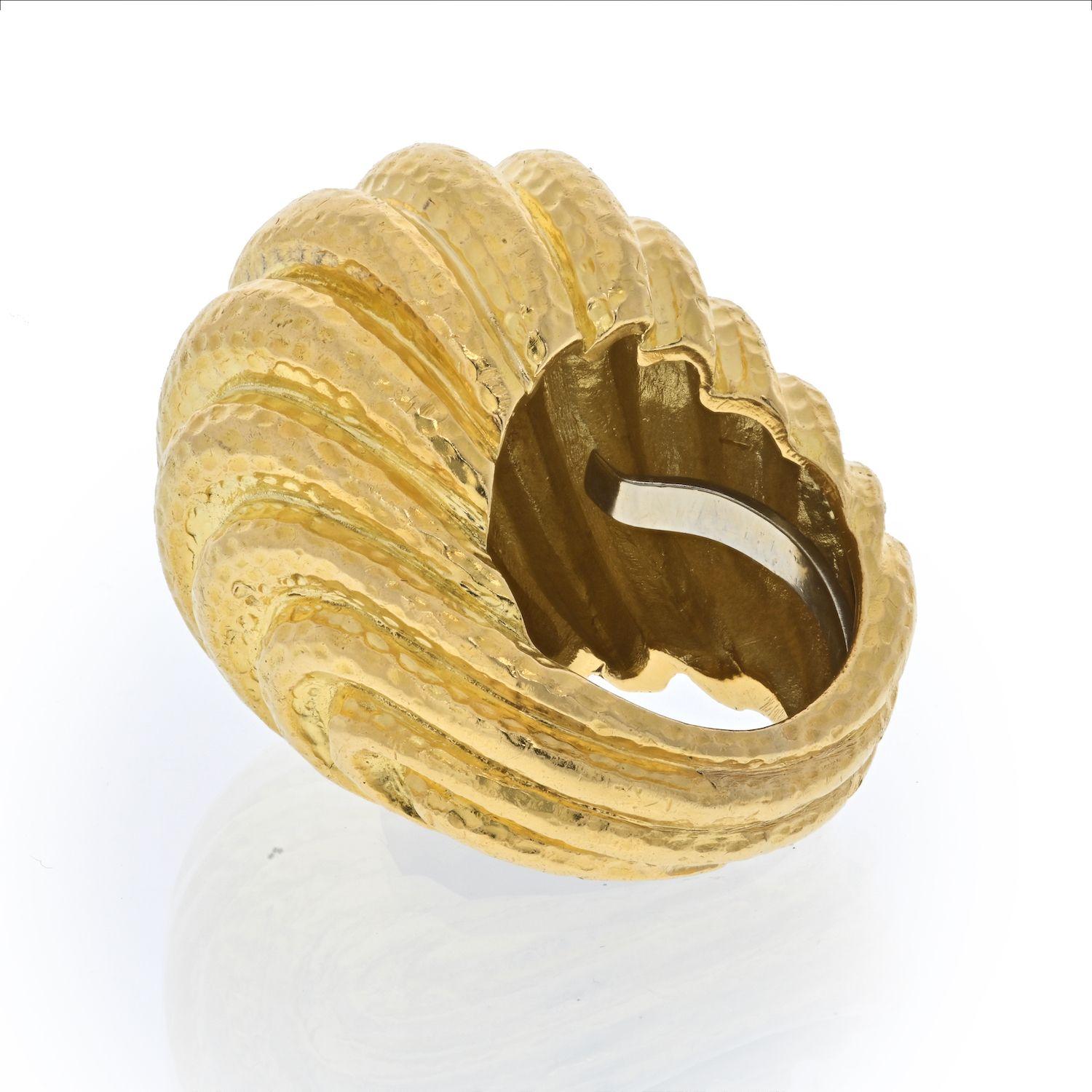 Gehämmerter, gewölbter Ring im Rigid-Stil von David Webb aus Platin und 18 Karat Gelbgold (Moderne) im Angebot