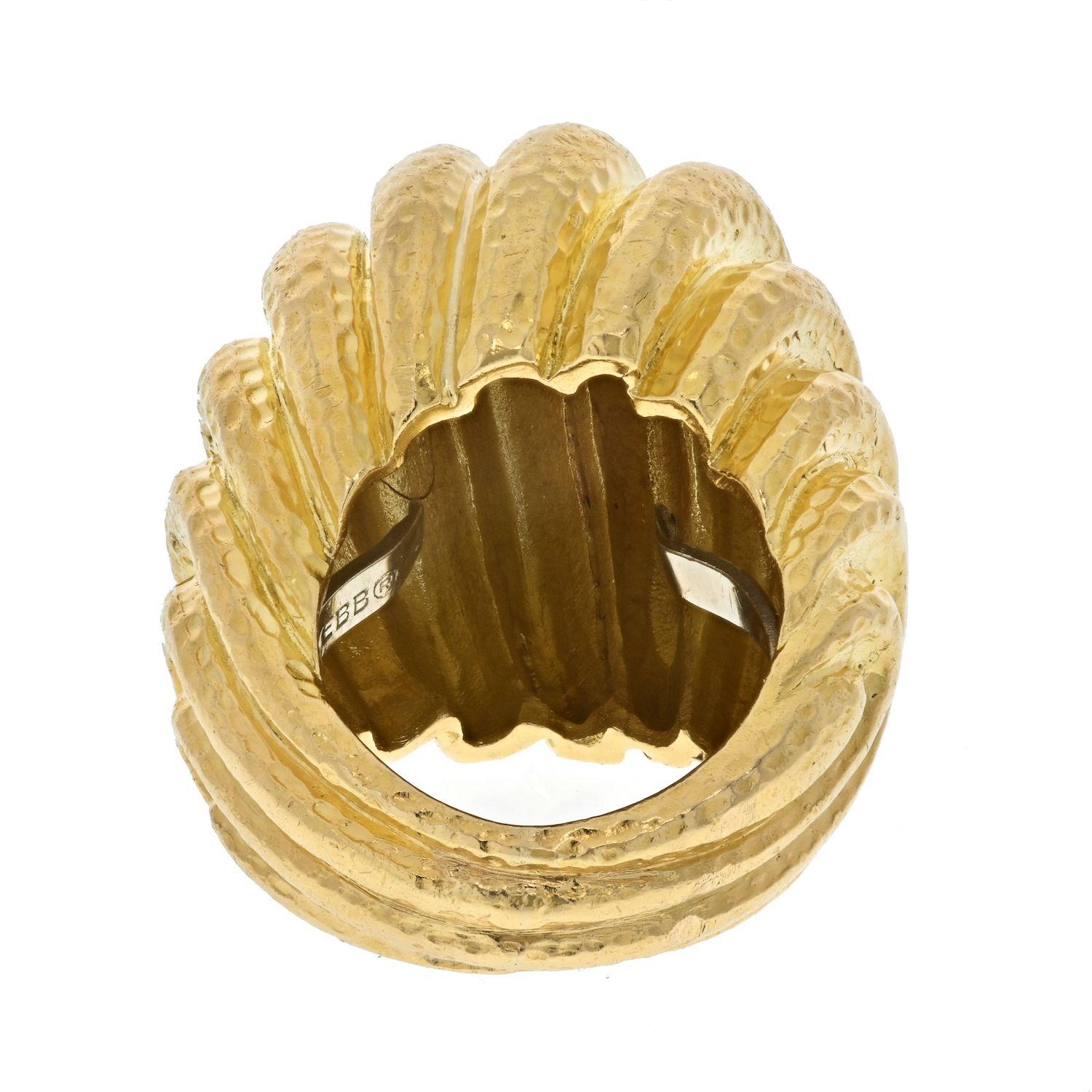 Gehämmerter, gewölbter Ring im Rigid-Stil von David Webb aus Platin und 18 Karat Gelbgold im Zustand „Hervorragend“ im Angebot in New York, NY