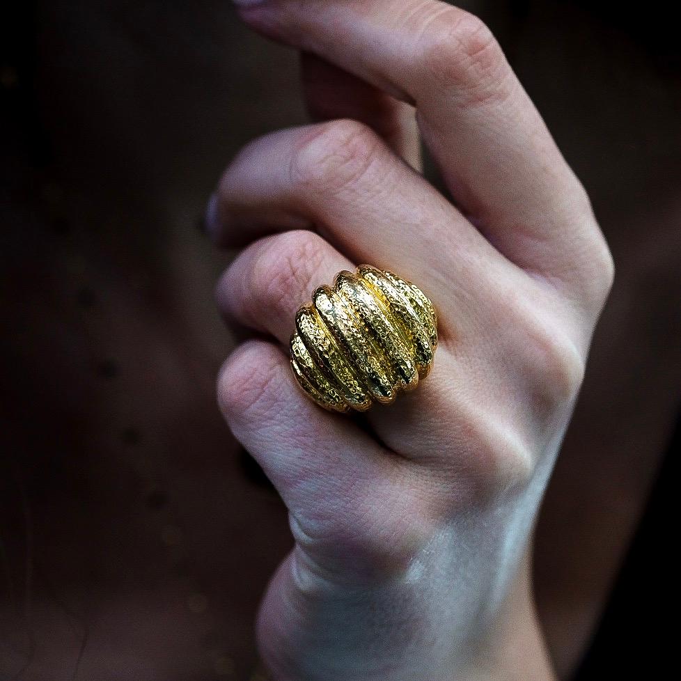 Gehämmerter, gewölbter Ring im Rigid-Stil von David Webb aus Platin und 18 Karat Gelbgold im Angebot 3