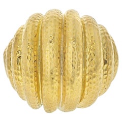 Gehämmerter, gewölbter Ring im Rigid-Stil von David Webb aus Platin und 18 Karat Gelbgold