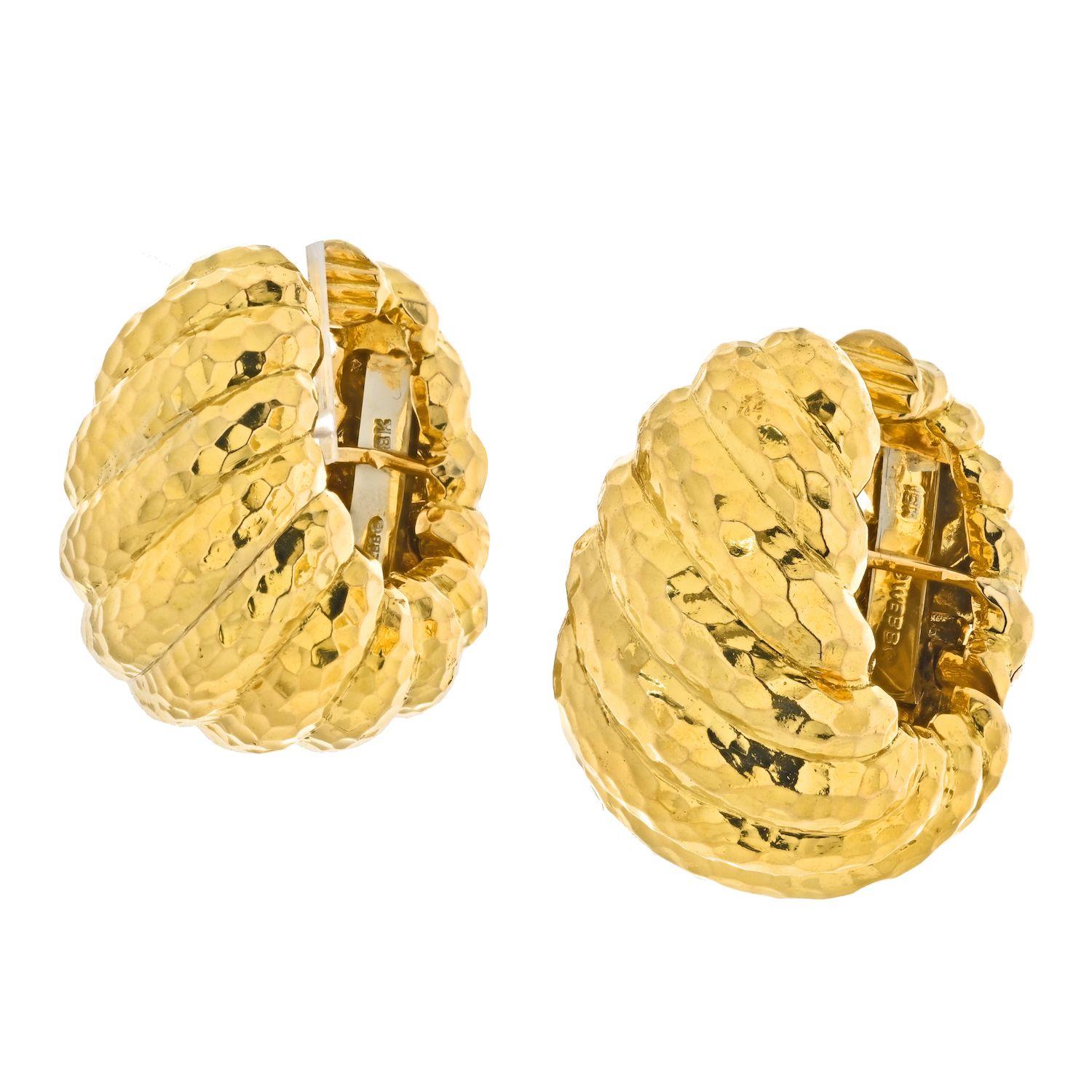 Classic clip on earrings by David Webb designed as a jumbo clip on shrimp style earring.
Bold and articulated Bombe Ribbed Shrip earrings by David Webb. 
18 kt., of slightly tapered hammered bombé ribs, signed Webb.
Clip closure. 
Length: 1 inch