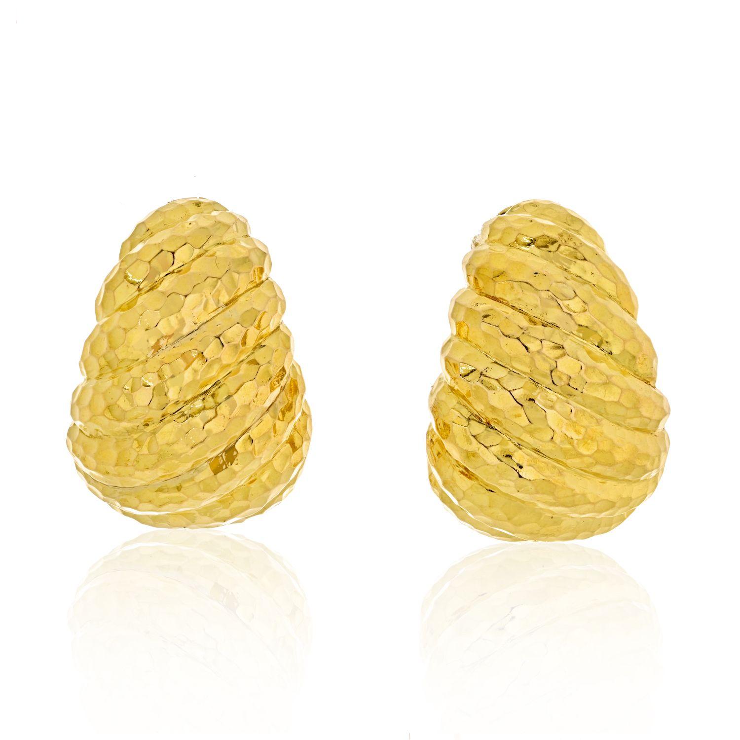Moderne David Webb Clips d'oreilles en platine et or jaune 18 carats en forme de crevettes martelées en vente