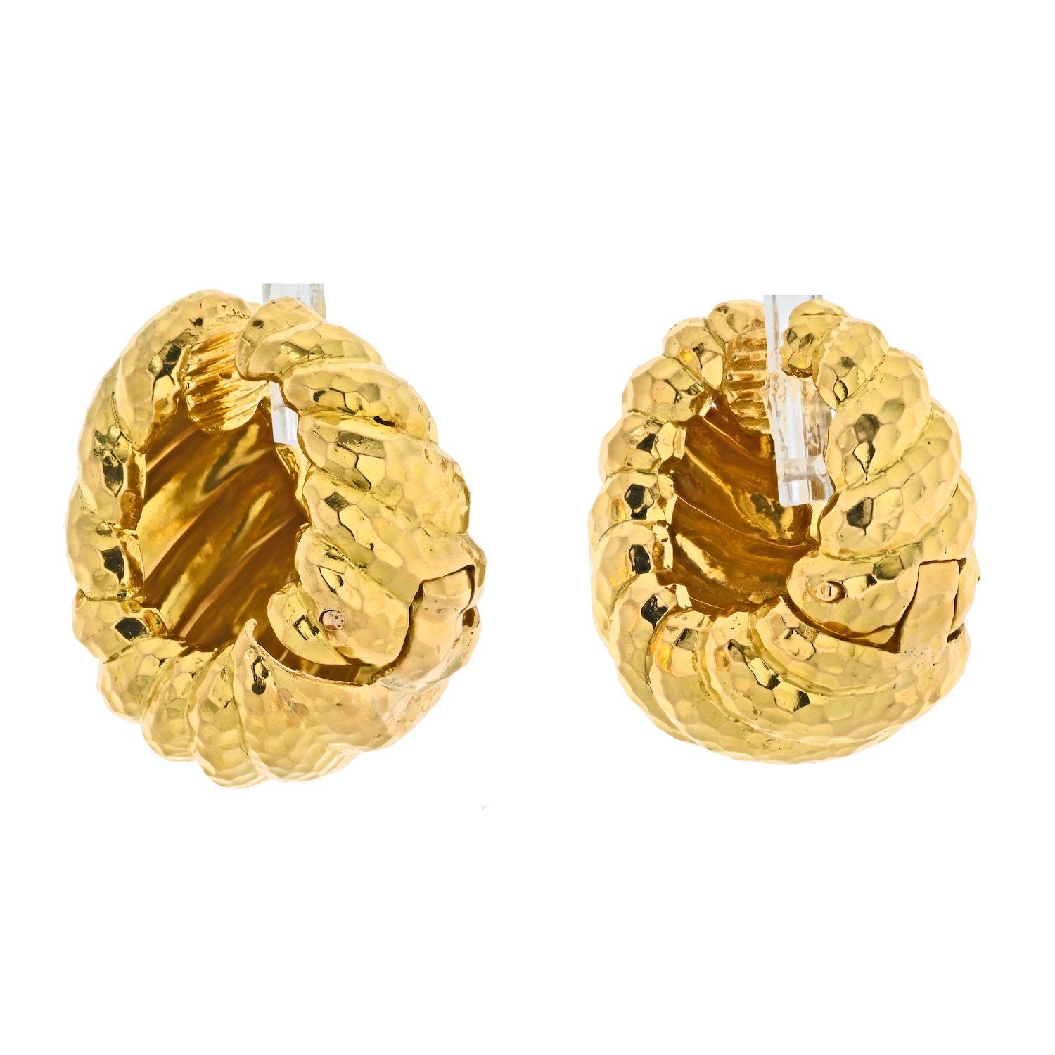 David Webb Clips d'oreilles en platine et or jaune 18 carats en forme de crevettes martelées Excellent état - En vente à New York, NY
