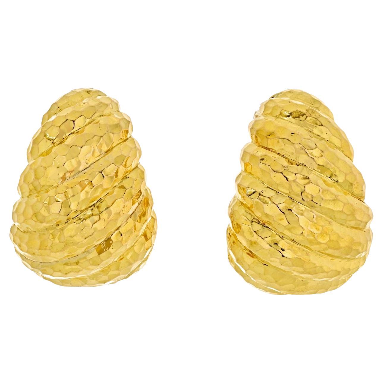 David Webb Clips d'oreilles en platine et or jaune 18 carats en forme de crevettes martelées en vente