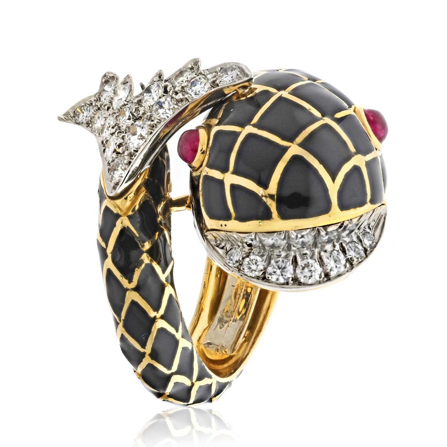 Bague de succession David Webb Bypass de la collection iconique Animal. Finement réalisée en or jaune 18 carats et en platine, cette bague exquise présente un fascinant motif de poisson enroulé, orné d'un saisissant motif de treillis en émail noir