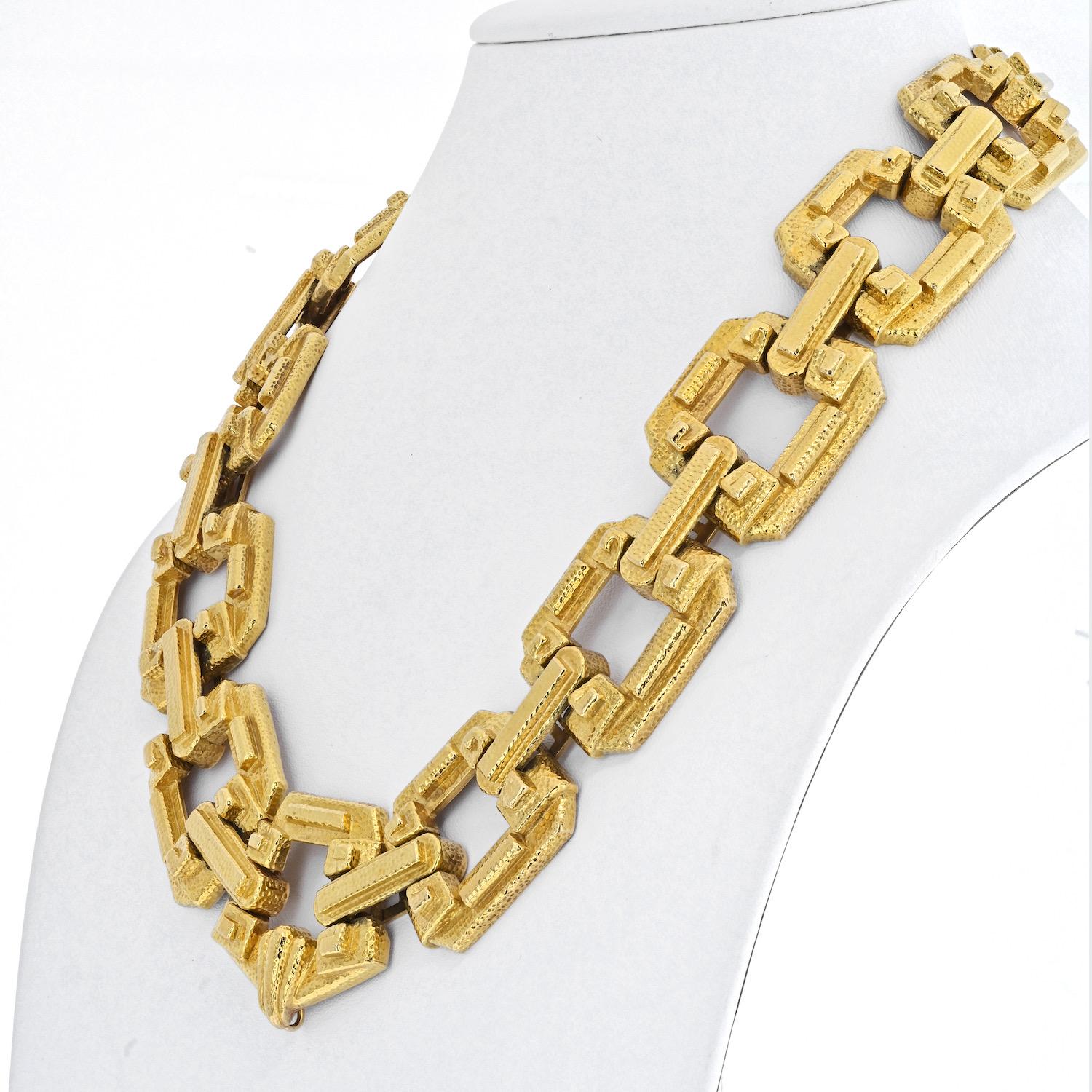 David Webb Gehämmerte Gold-Glieder-Halskette
18 kt., bestehend aus abgestuften, modifizierten, quadratischen Gliedern, geviertelt durch erhabene, geometrisch verschlungene Abschnitte und erhabene Stege, verbunden durch gestufte, längliche, ovale