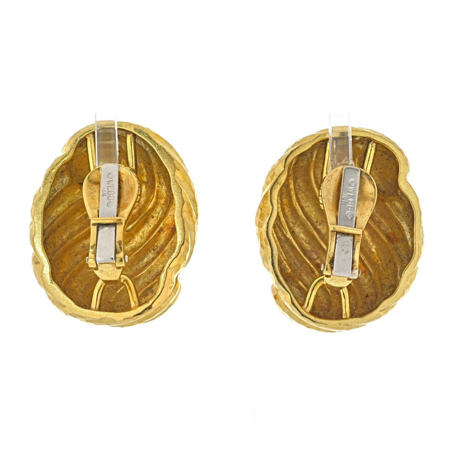 David Webb 18K yellow gold large hammered swirl earrings are a timeless pair of ear clips that are crafted with exceptional quality and attention to detail. The intricate design of the hammered swirls is classic and will never go out of style. The