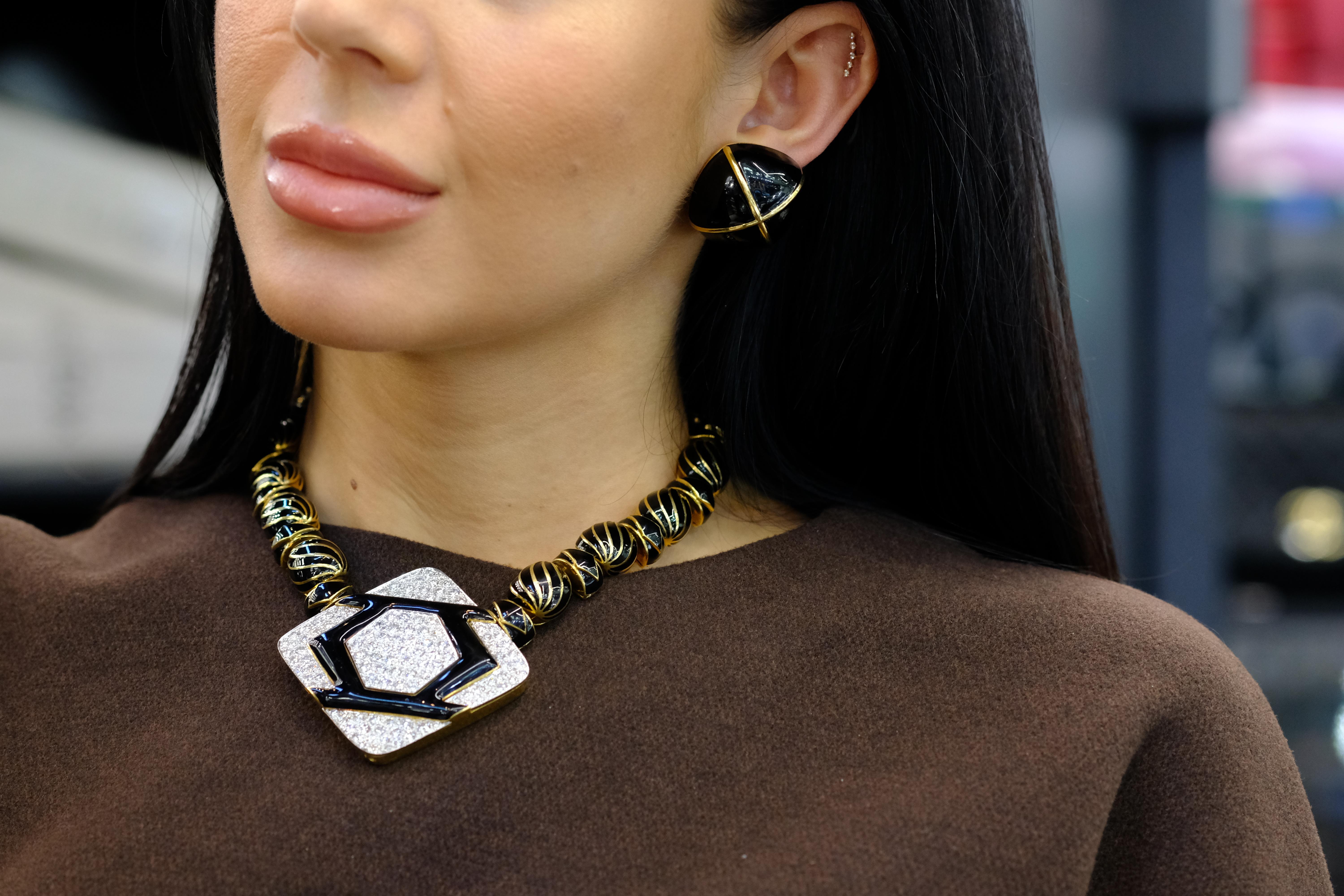 David Webb in platino e oro giallo 18 carati, collare Manhattan Minimalism con smalto e diamanti in vendita 5