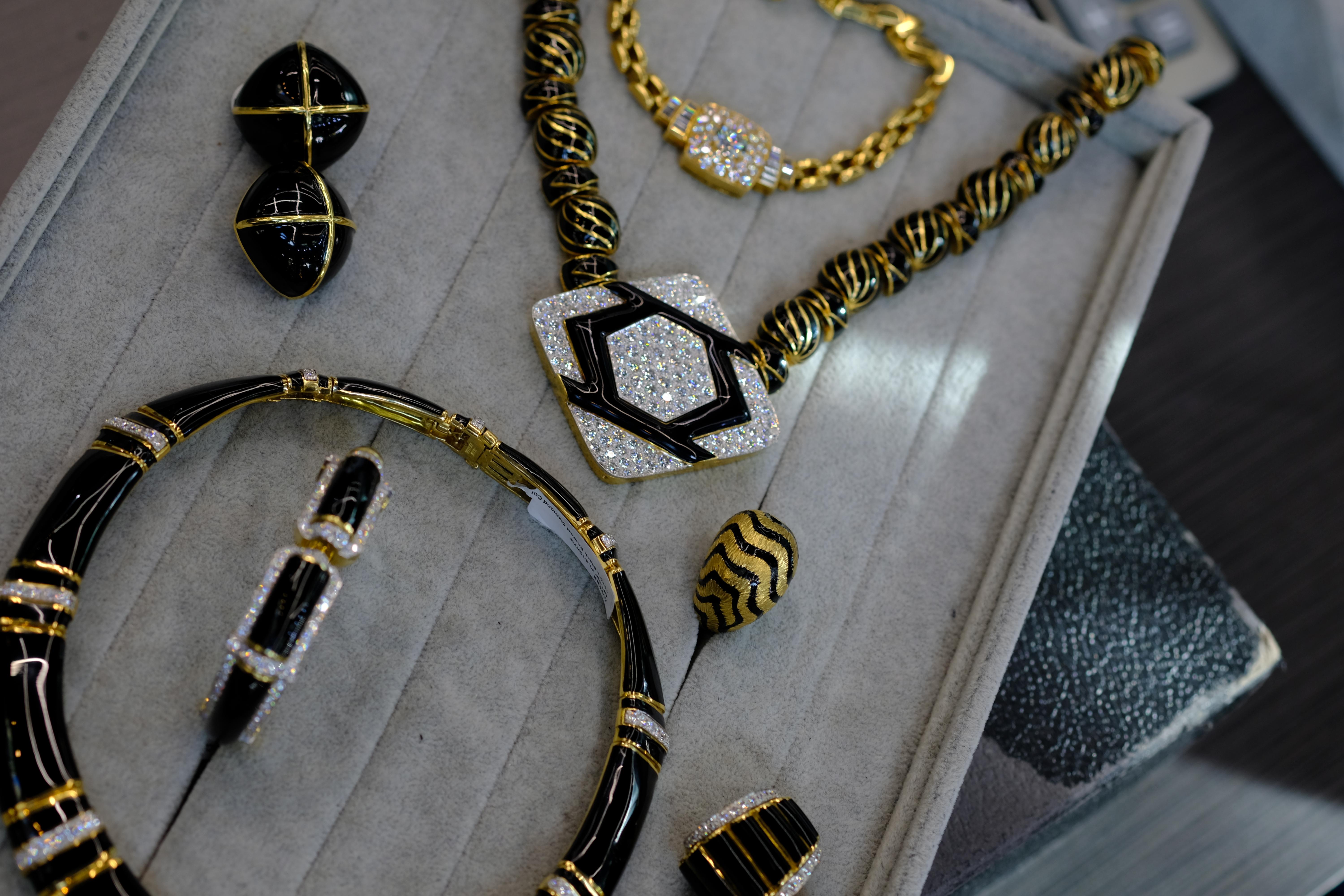 David Webb in platino e oro giallo 18 carati, collare Manhattan Minimalism con smalto e diamanti in vendita 3