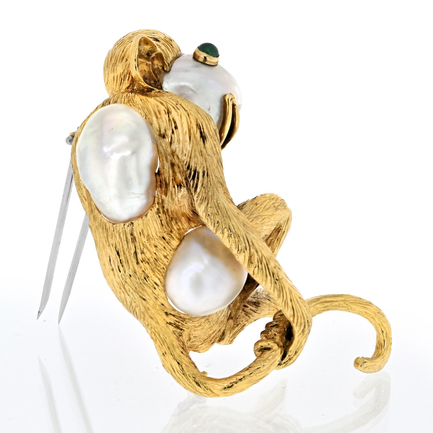 Moderne David Webb Broche singe sur une perle et des yeux d'émeraude en platine et or jaune 18 carats en vente