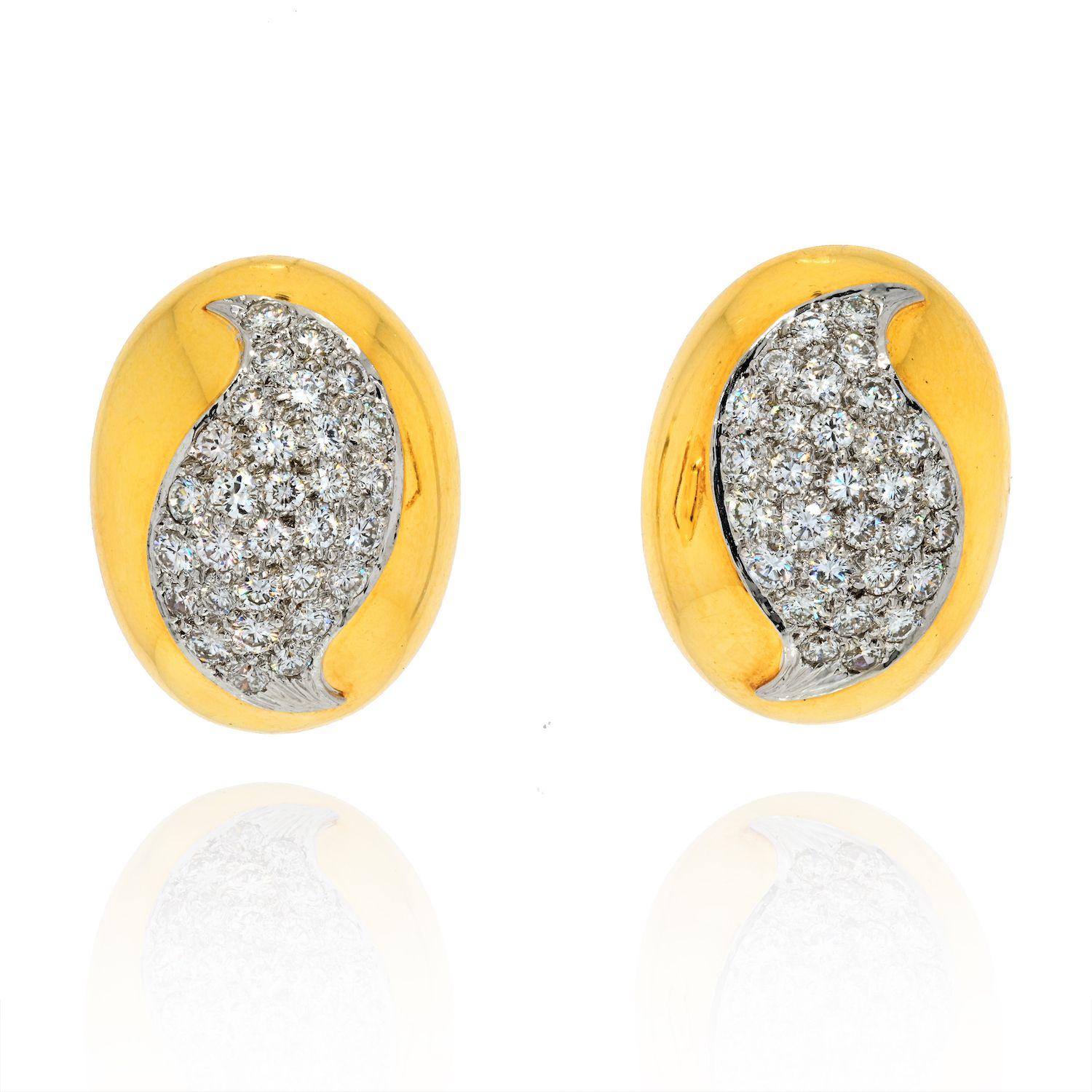 Parfaites pour une utilisation quotidienne, ces boucles d'oreilles en forme de dôme ovale serti de diamants David Webb sont assez calmes et suffisamment glamour pour être portées de jour comme de nuit. 
S'adaptent parfaitement à toutes les oreilles