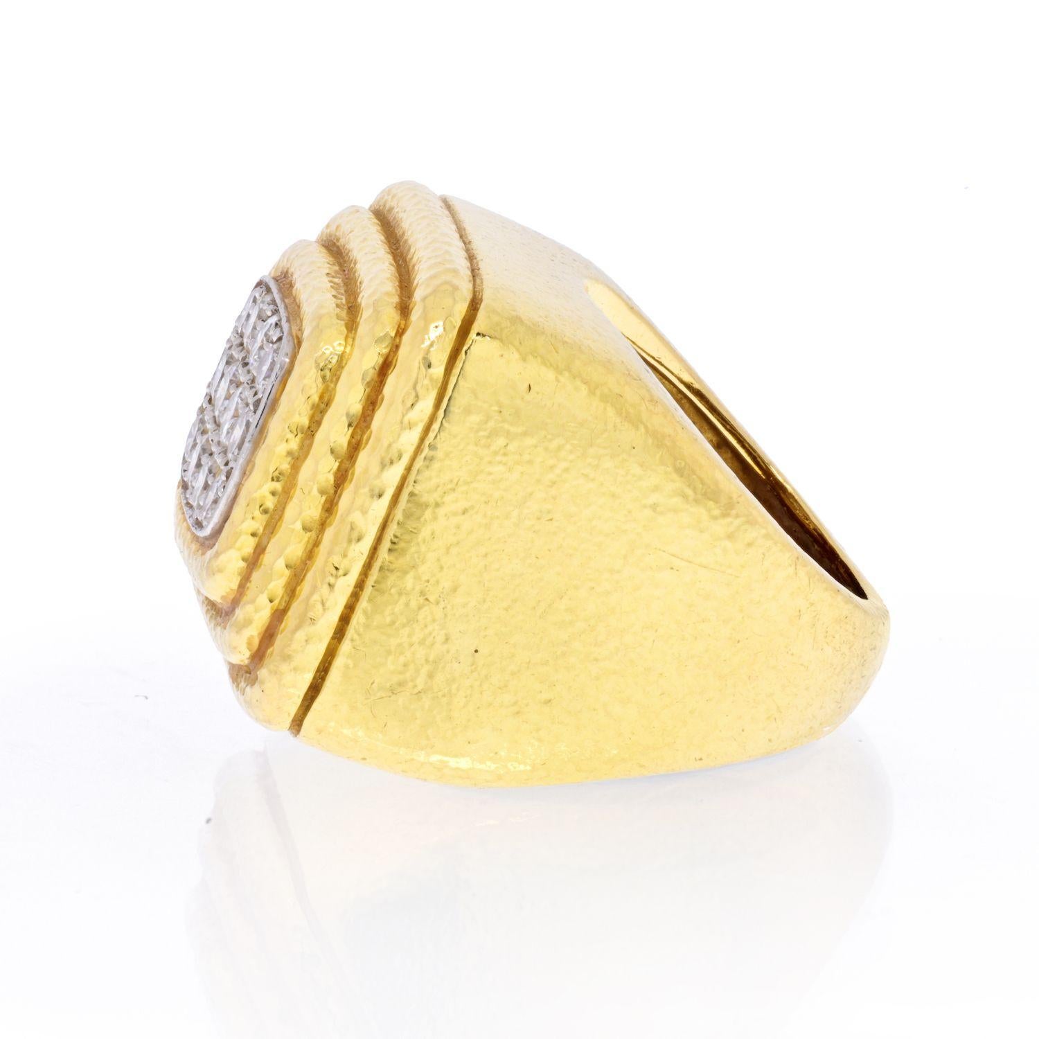 Gehämmerter, gestaffelter Ring aus Platin und 18 Karat Gelbgold mit Diamantpavé von David Webb (Moderne) im Angebot