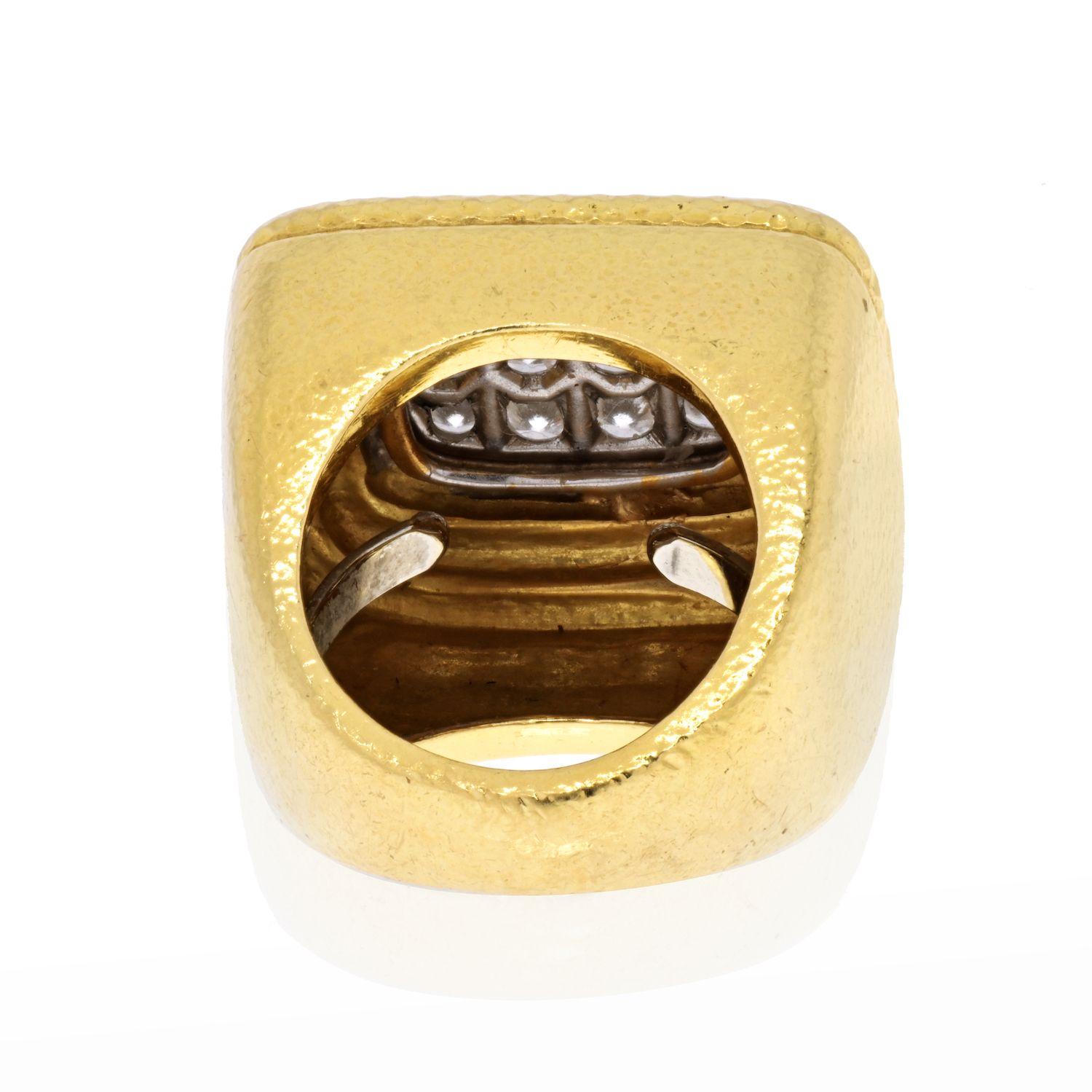 Gehämmerter, gestaffelter Ring aus Platin und 18 Karat Gelbgold mit Diamantpavé von David Webb (Brillantschliff) im Angebot