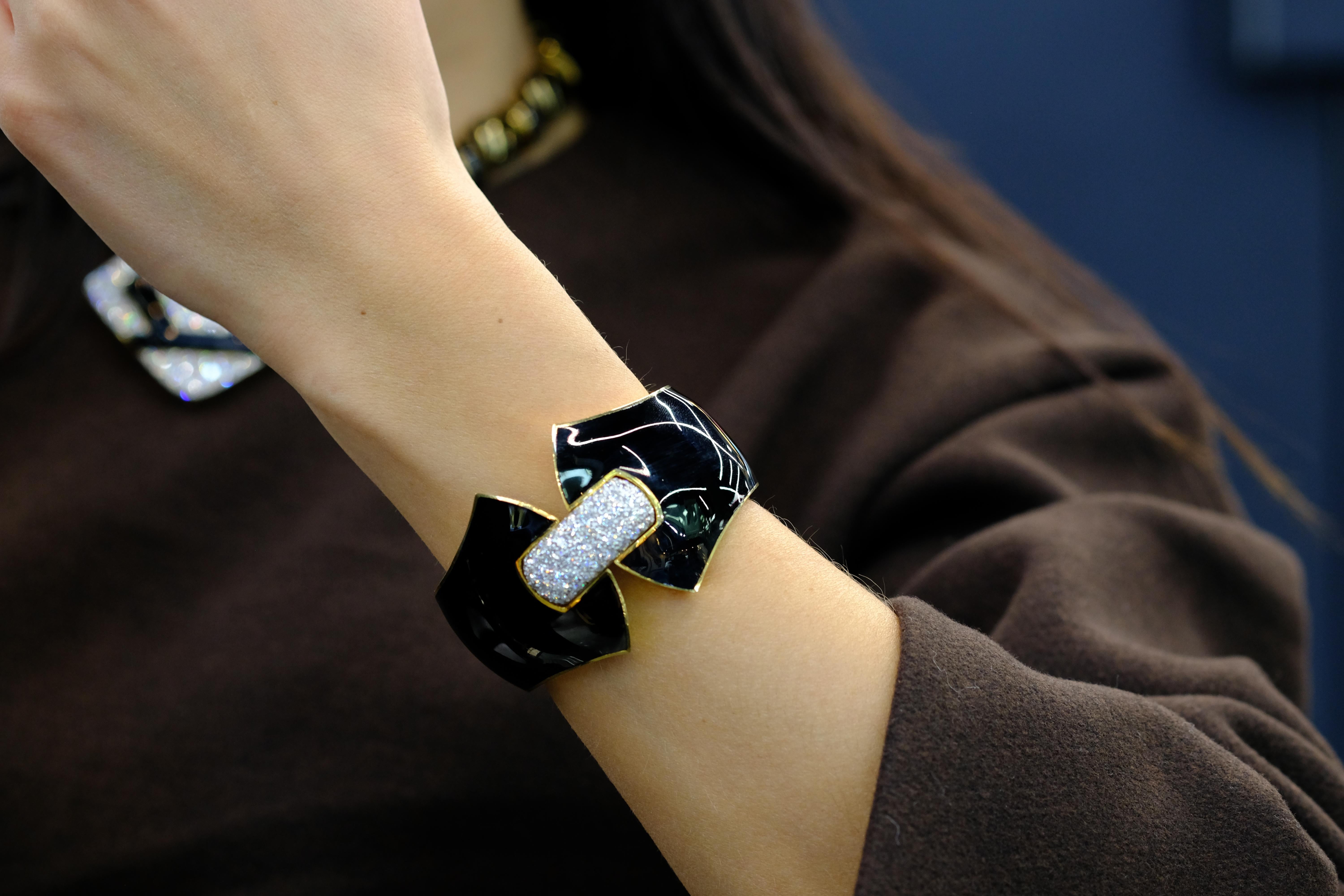 David Webb Manchette princesse Lilian en platine et or jaune 18 carats, émail noir et diamants en vente 1