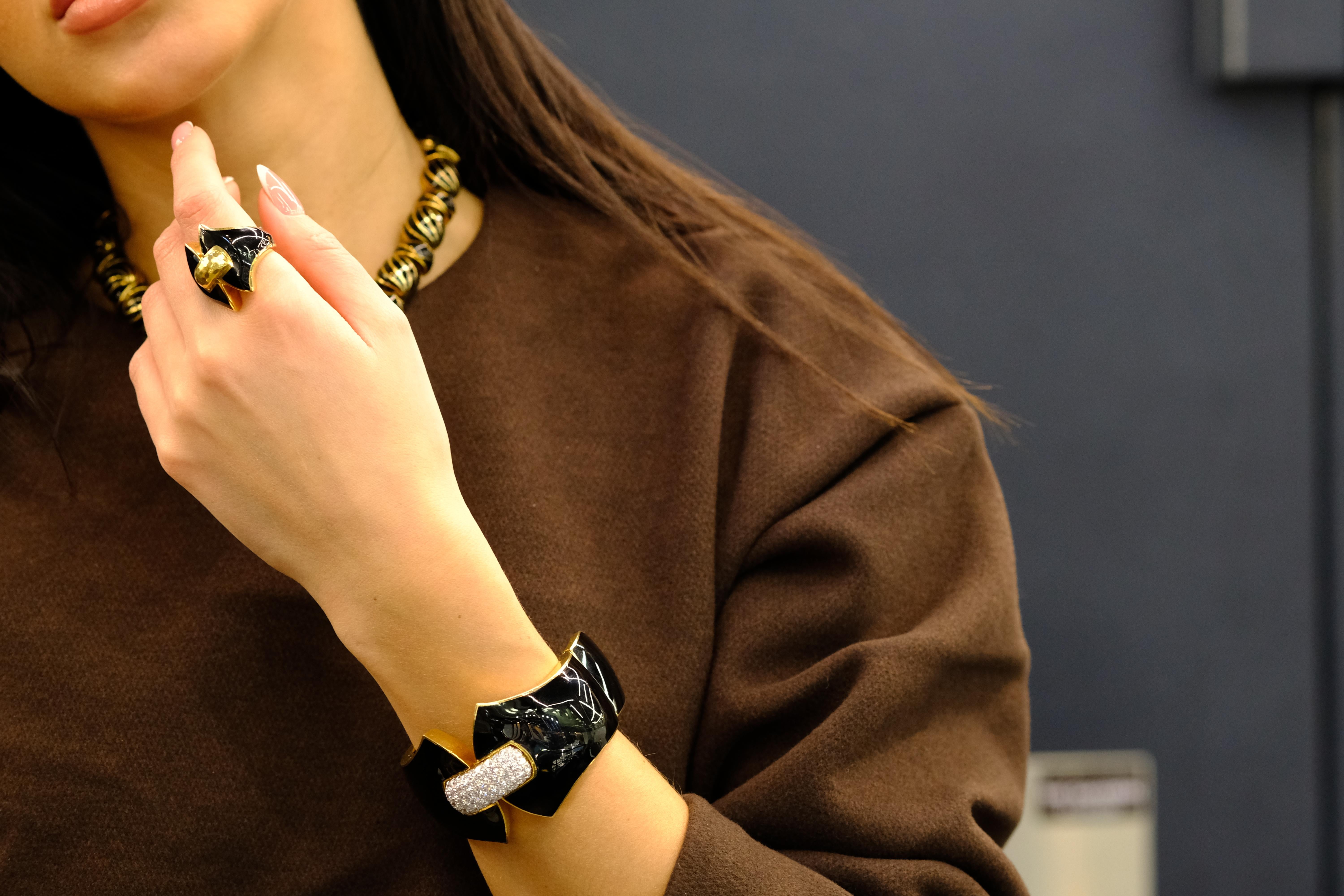 David Webb Manchette princesse Lilian en platine et or jaune 18 carats, émail noir et diamants en vente 2