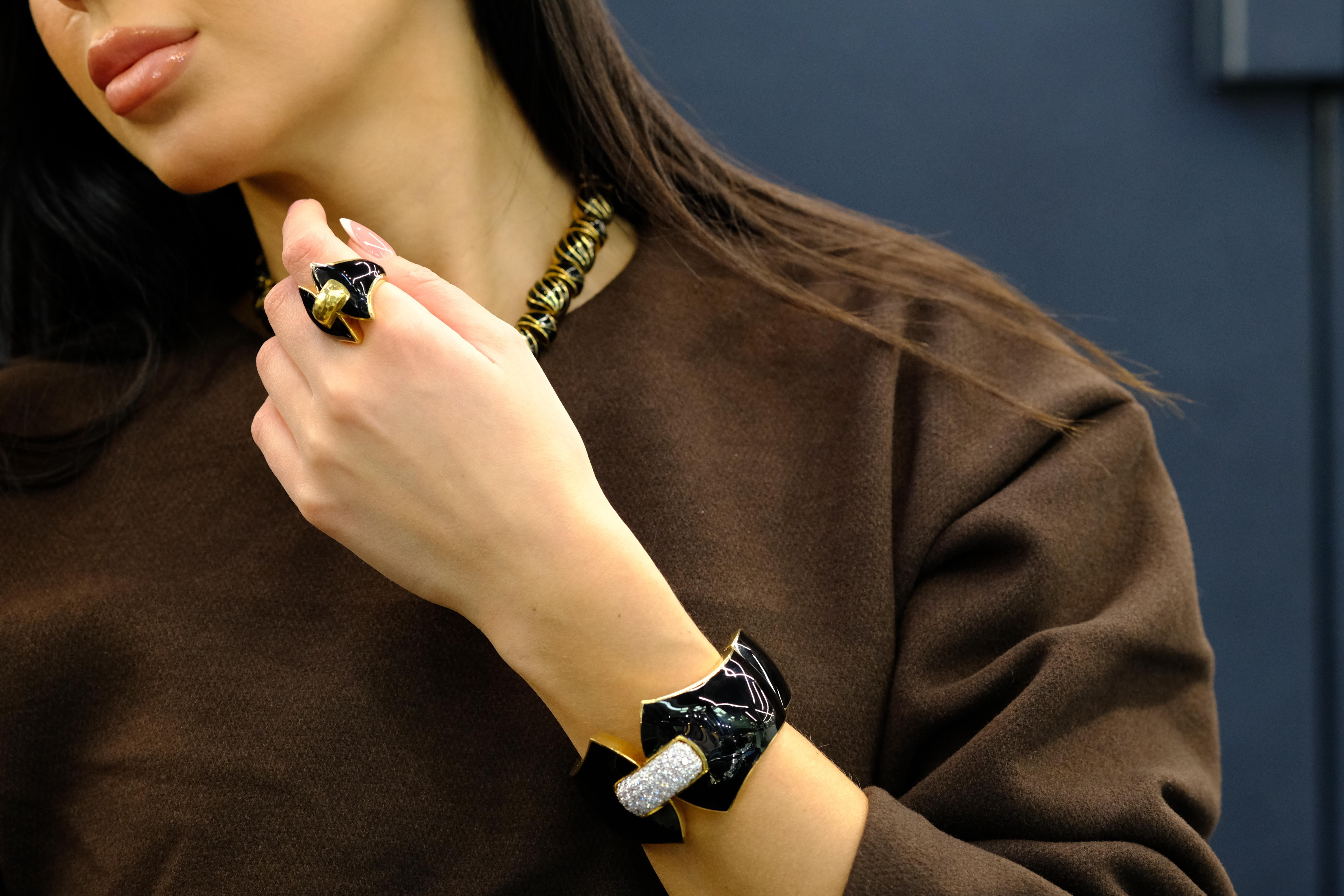 David Webb Manchette princesse Lilian en platine et or jaune 18 carats, émail noir et diamants en vente 3