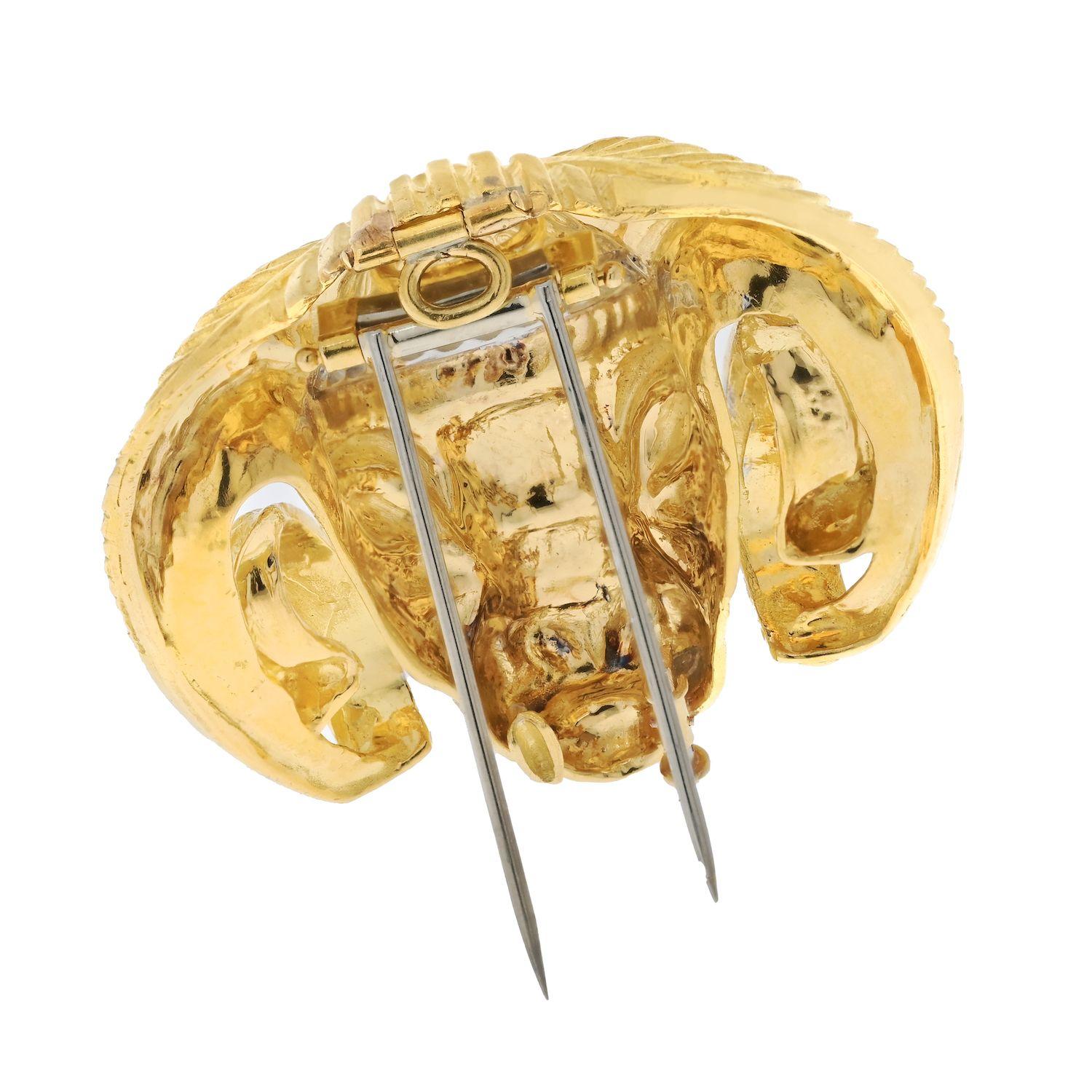 Taille ronde David Webb Broche tête de bélier en platine et or jaune 18 carats et diamants en vente
