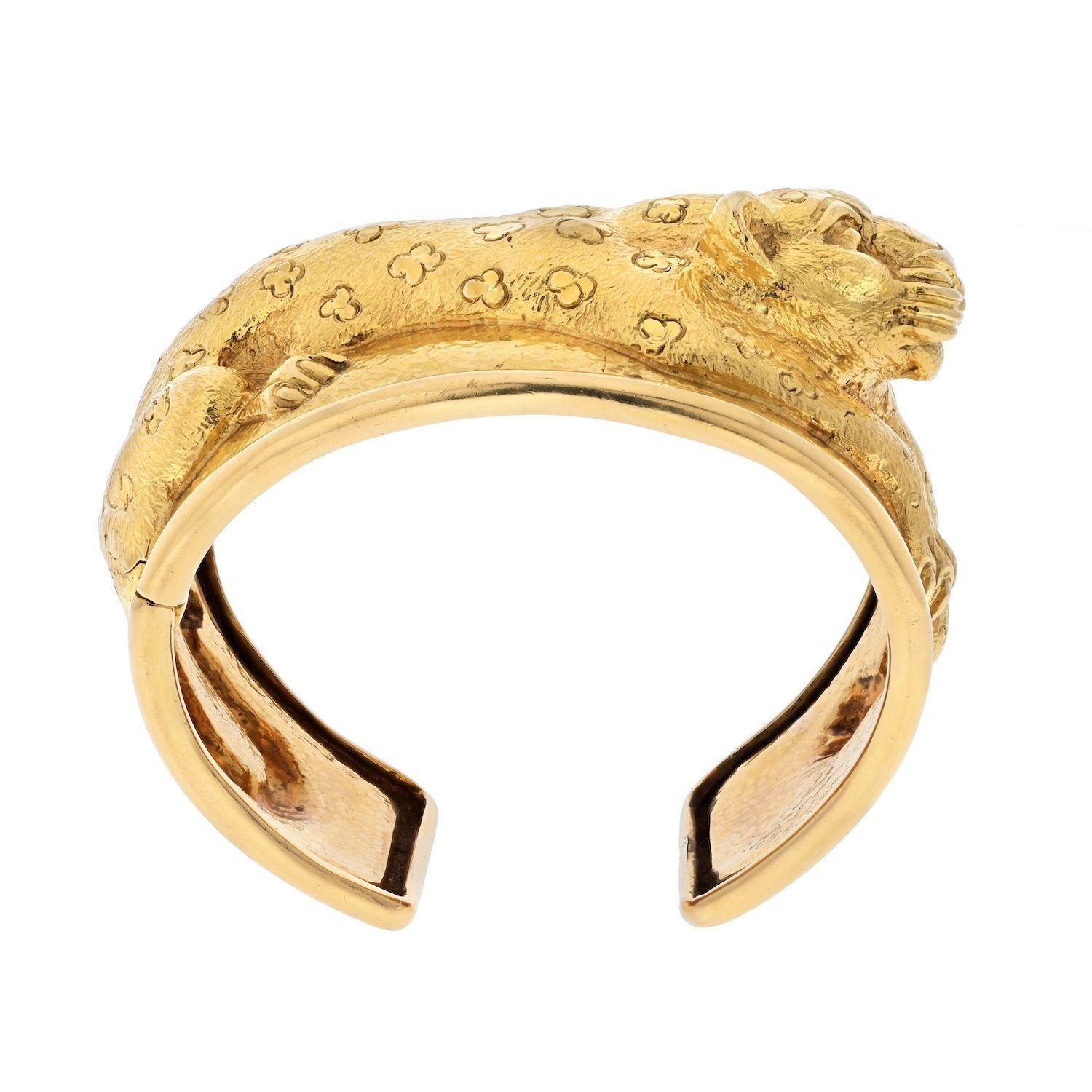 Moderne David Webb Bracelet léopard en platine et or jaune 18 carats avec finition repoussé en vente