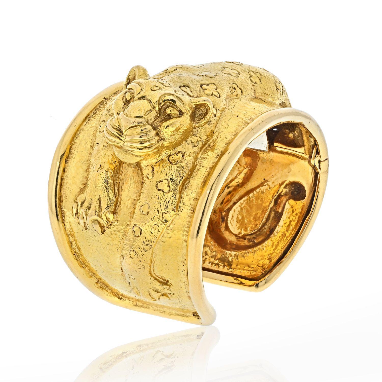 David Webb Platinum & 18K Yellow Gold Repousse Finish Leopard Bracelet In Excellent Condition For Sale In New York, NY