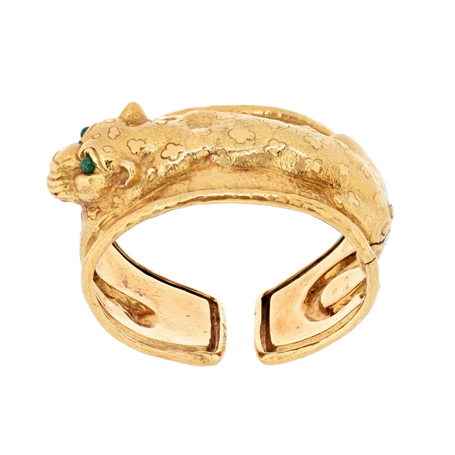 Moderne David Webb Bracelet léopard repoussé en platine et or jaune 18 carats en vente