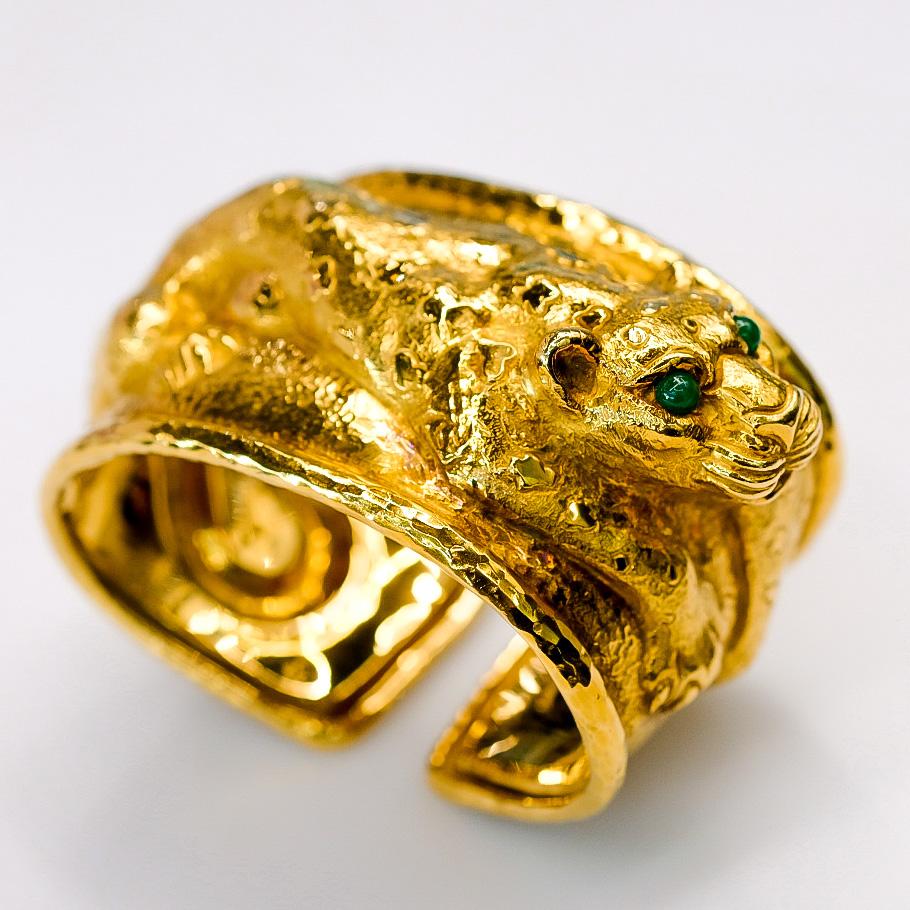 David Webb Bracelet léopard repoussé en platine et or jaune 18 carats en vente 1