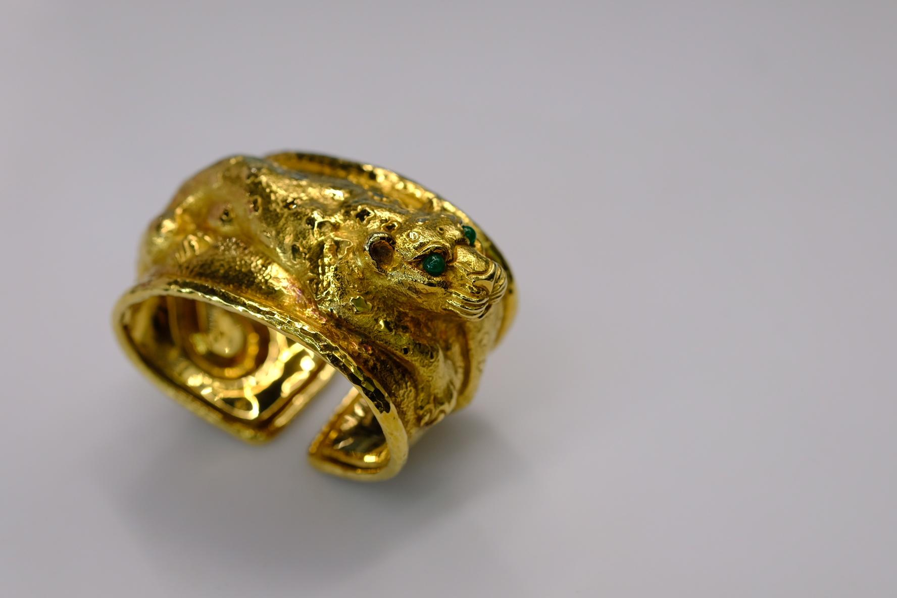 David Webb Bracelet léopard repoussé en platine et or jaune 18 carats en vente 2