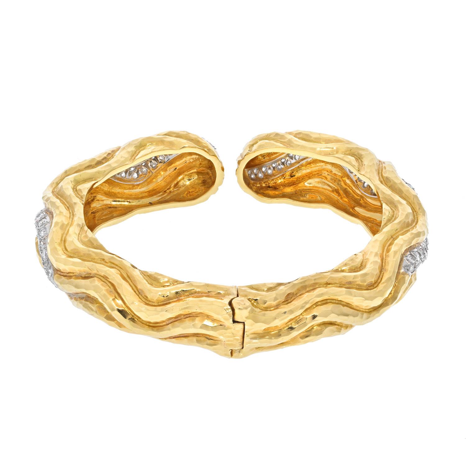 Moderne David Webb Bracelet manchette vague gonflée en platine et or jaune 18 carats avec diamants en vente