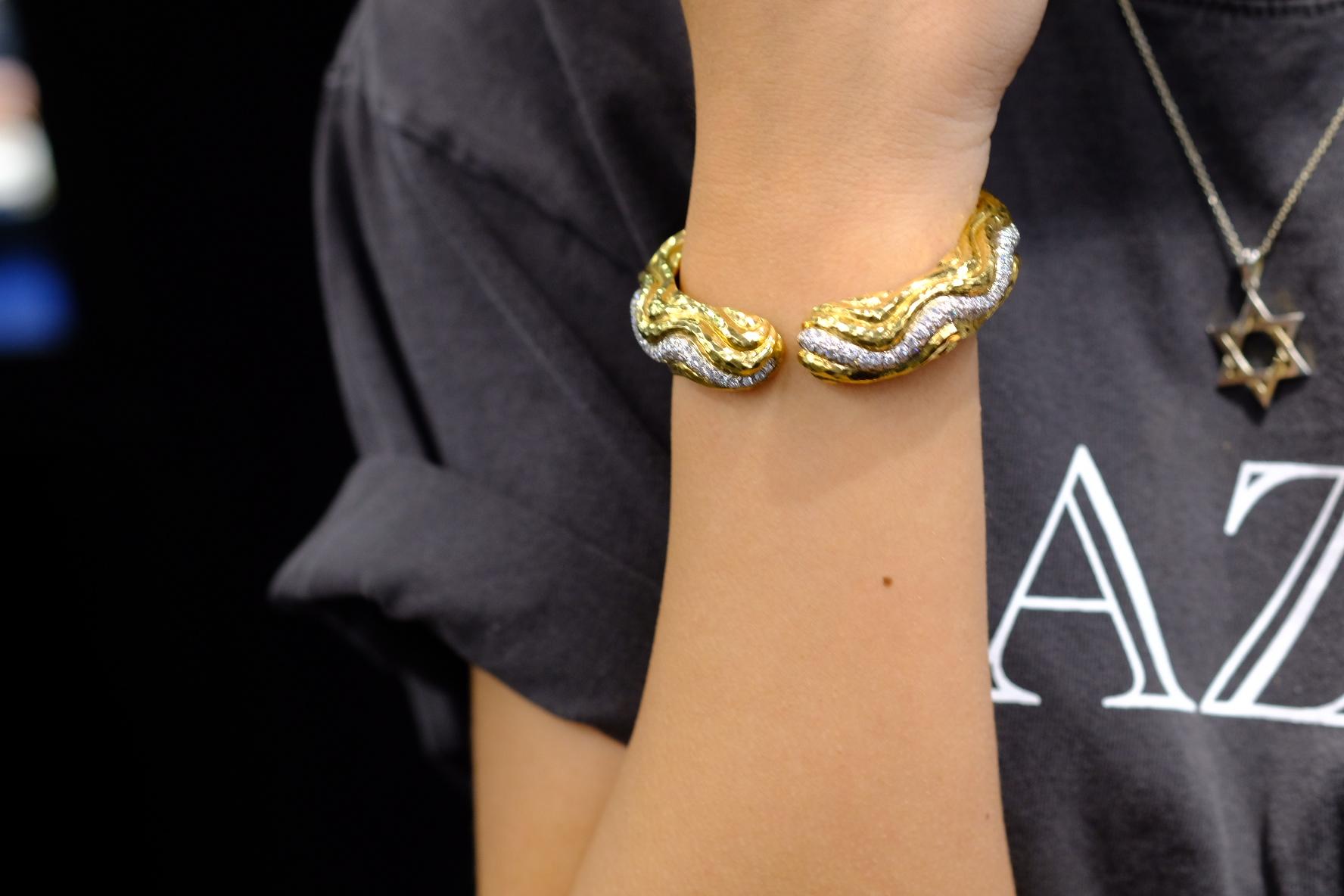 David Webb Bracelet manchette vague gonflée en platine et or jaune 18 carats avec diamants en vente 1