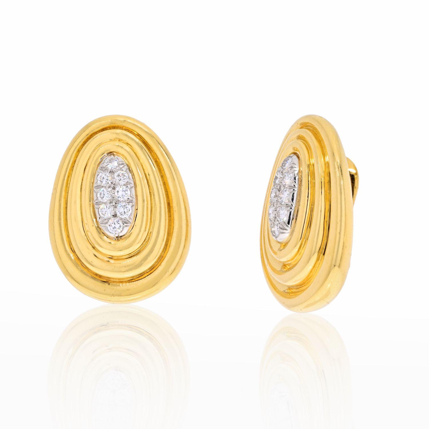 David Webb Boucles d'oreilles en platine, or jaune 18 carats, or texturé et diamants Excellent état - En vente à New York, NY