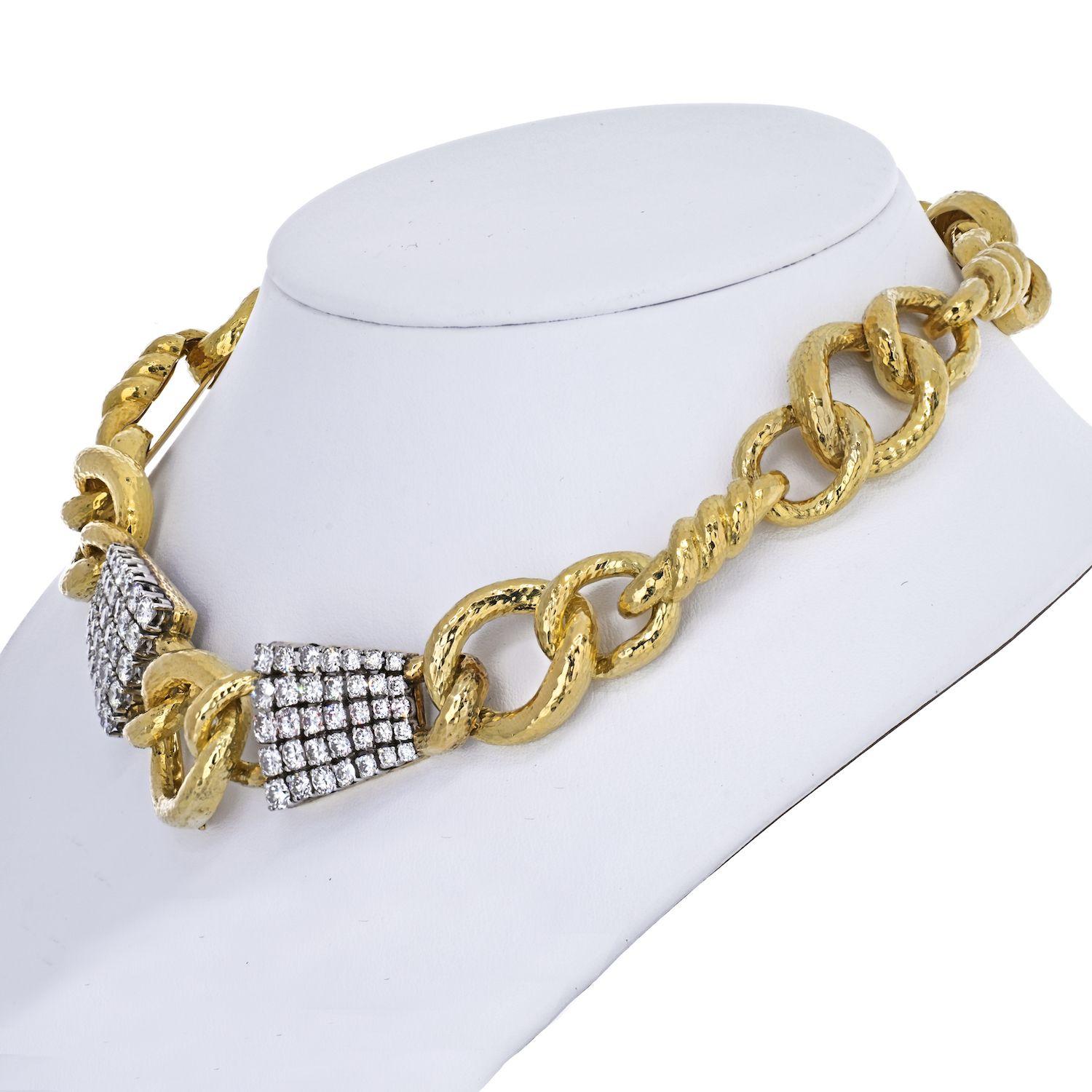The David Webb Twisted Rope Link Diamond Collar Necklace is a true masterpiece, elegantly crafted with brilliant-cut diamonds, hammered 18K gold, and platinum. This exquisite piece measures 16 inches in length and has a substantial weight of 128