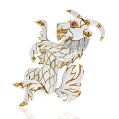 David Webb Broche chèvre en platine et or jaune 18 carats, émail blanc et diamants