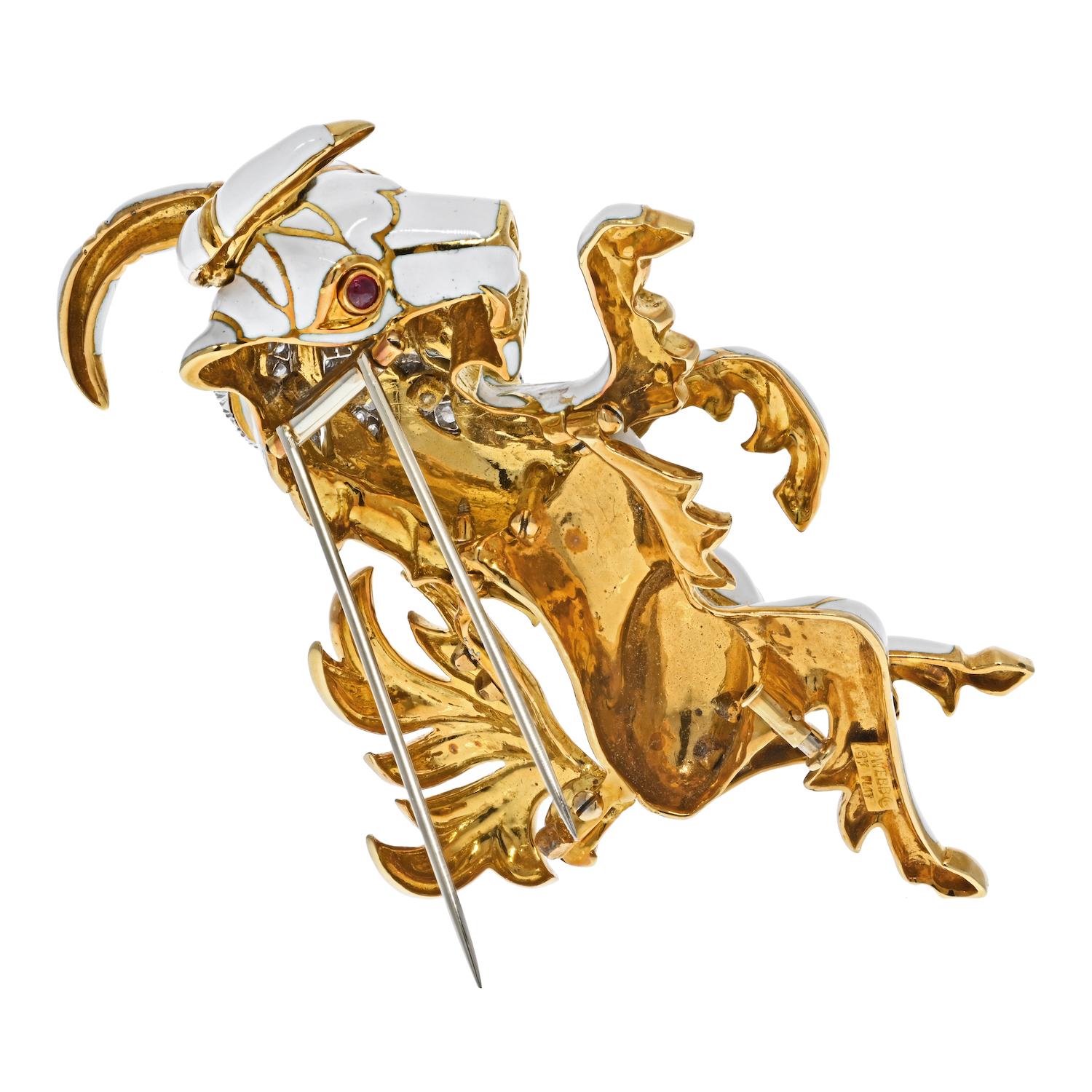 David Webb Broche chèvre en platine et or jaune 18 carats, émail blanc et diamants Excellent état - En vente à New York, NY