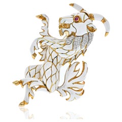David Webb Broche chèvre en platine et or jaune 18 carats, émail blanc et diamants