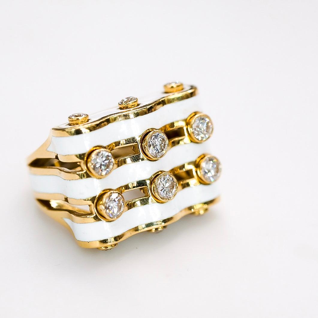 David Webb Bague en platine et or jaune 18 carats, émail blanc et diamants en vente 2