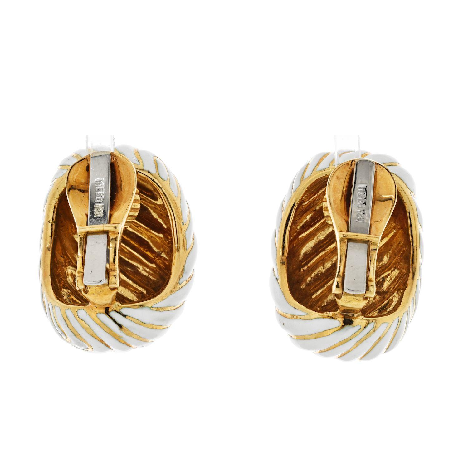 Beautiful American classic pair, created in New York City at the jewelry atelier of David Webb during the modernist period, back in the 1970's. These clips-earrings has been carefully crafted with bombe shape, in solid yellow gold of 18 karats with