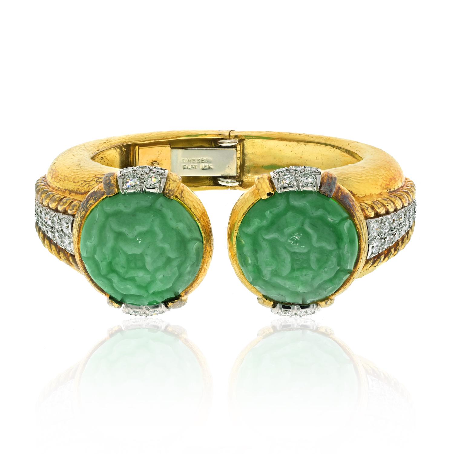 Ce bracelet manchette clamper de David Webb est un superbe bijou qui allie parfaitement élégance et modernité. Fabriquée en platine et en or jaune 18 carats, la manchette est dotée d'une fermeture à charnière qui permet de l'ouvrir et de la fermer