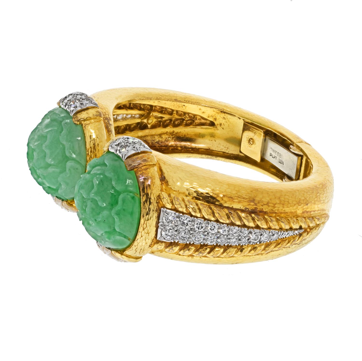 Manschettenarmband aus Platin und 18KY geschnitzter Jade mit gehämmertem Gold und Diamanten von David Webb (Moderne) im Angebot