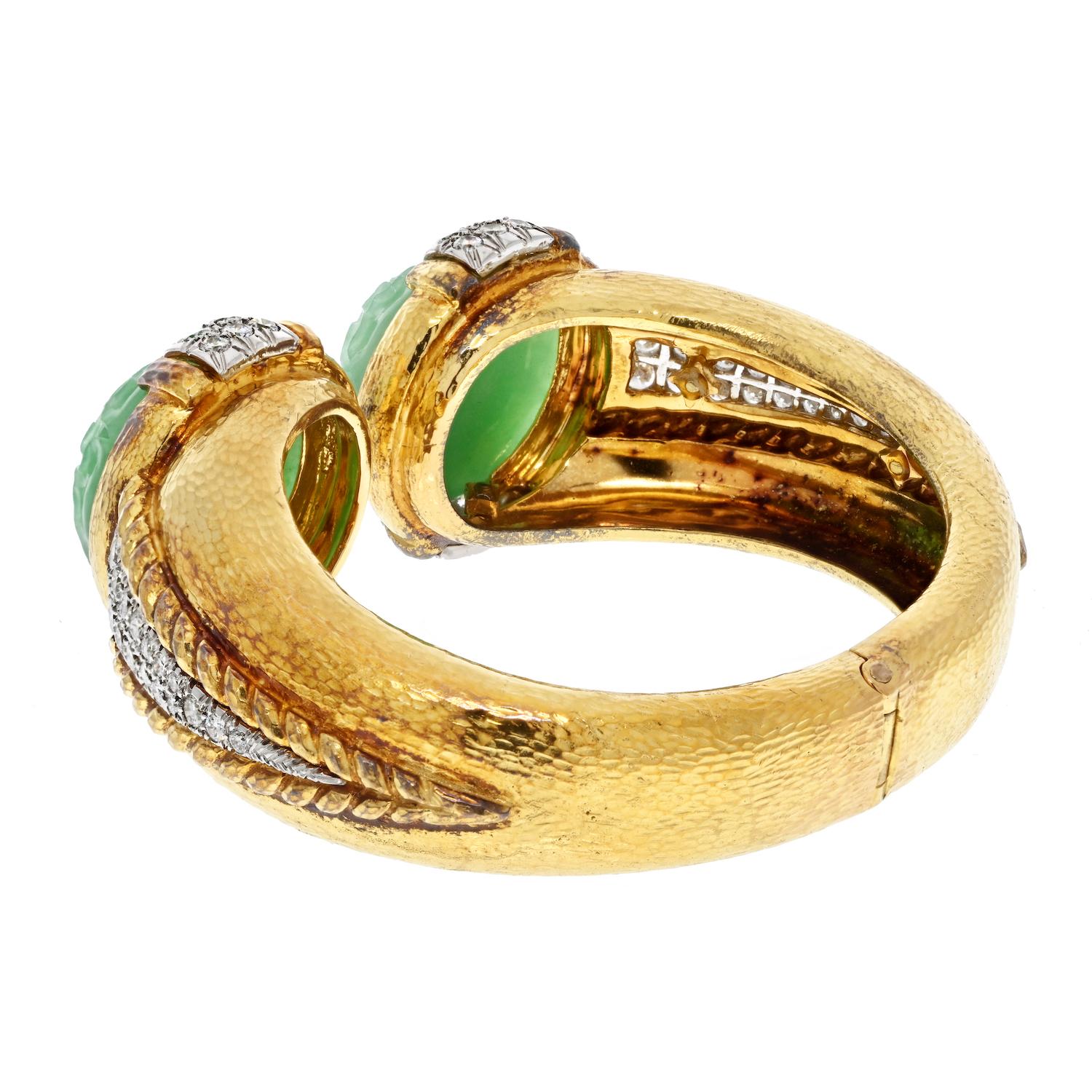 Taille ronde David Webb Platinum & 18ky Carved Jade Hammered Gold Diamond Cuff Bracelet en vente