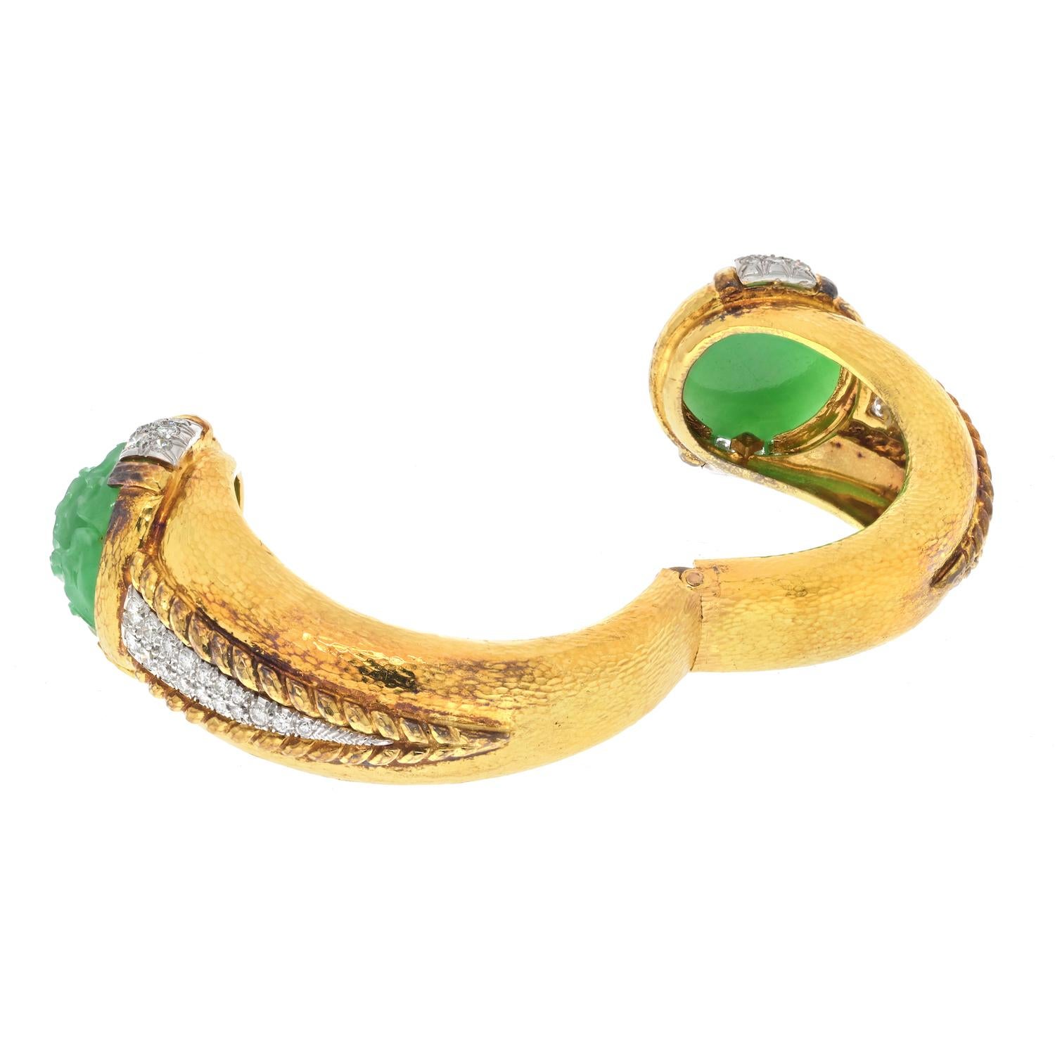 David Webb Platinum & 18ky Carved Jade Hammered Gold Diamond Cuff Bracelet Excellent état - En vente à New York, NY