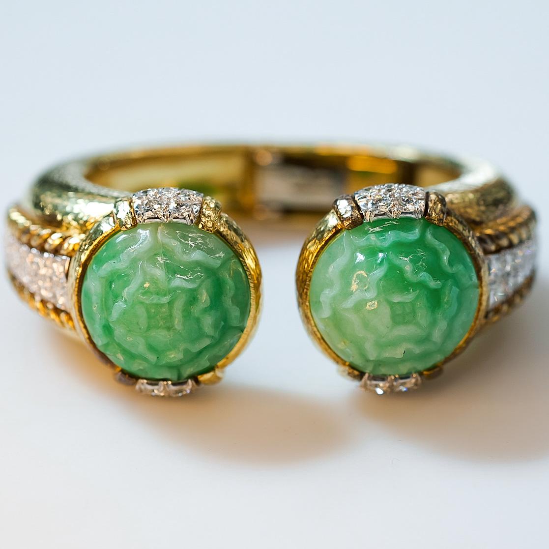 David Webb, manchette en platine, or martelé et jade sculpté 18 carats avec diamants Pour femmes en vente
