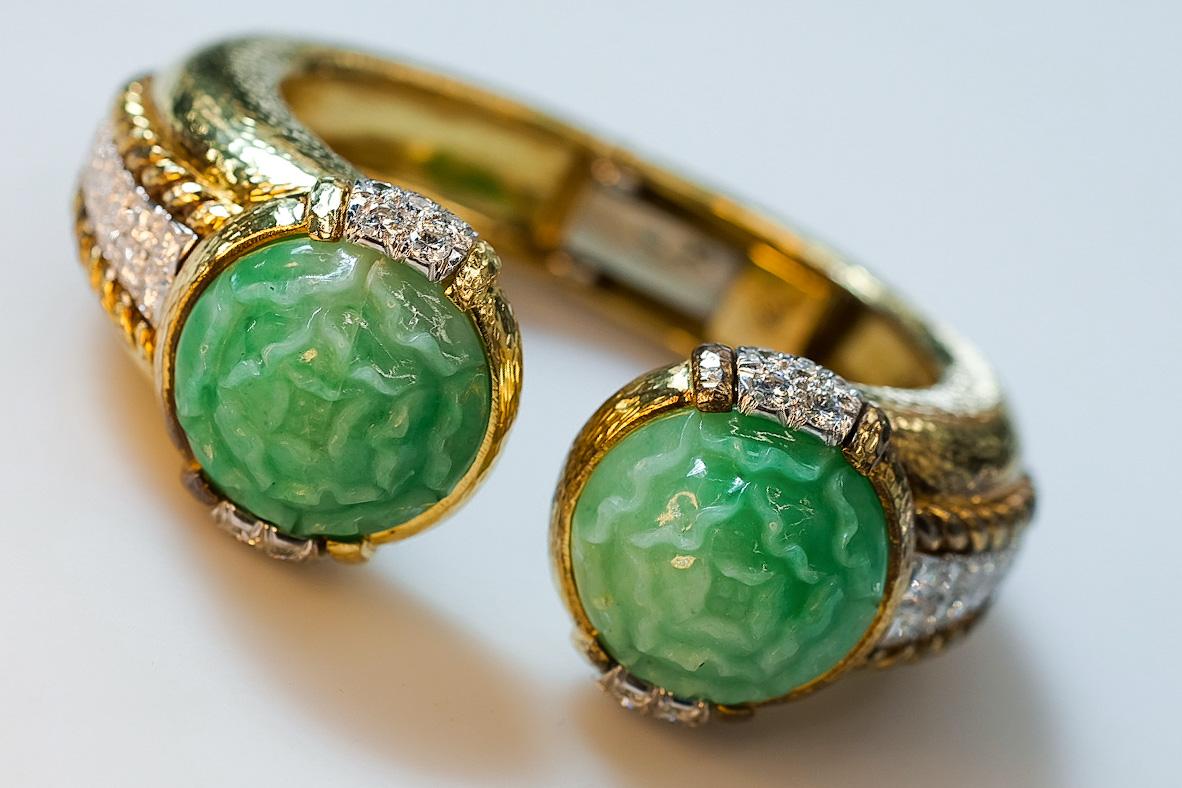 David Webb, manchette en platine, or martelé et jade sculpté 18 carats avec diamants en vente 1