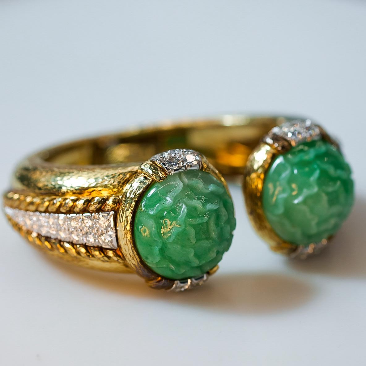 David Webb, manchette en platine, or martelé et jade sculpté 18 carats avec diamants en vente 3