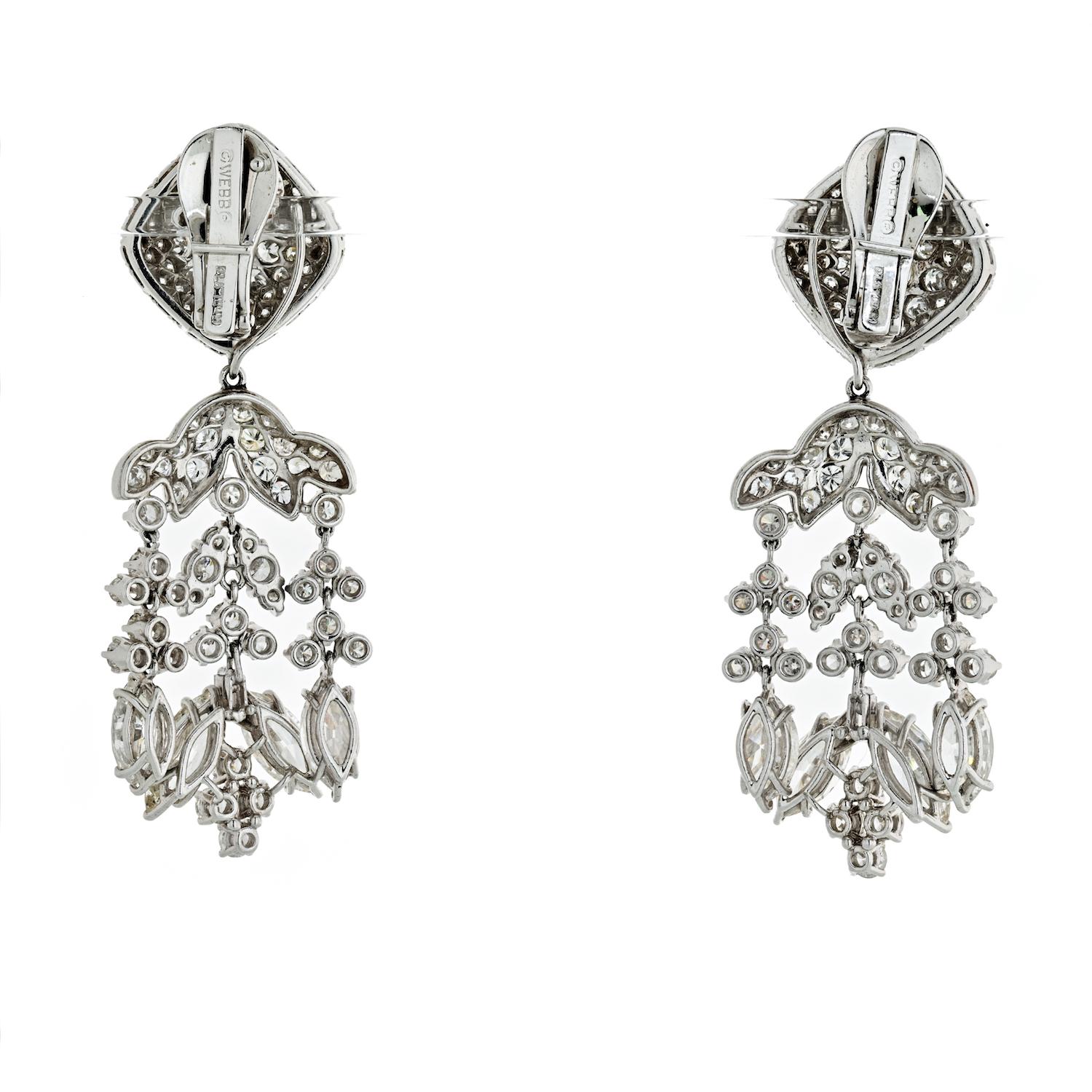 Paire de boucles d'oreilles chandelier américaines en platine du 20e siècle avec plus de 20 carats de diamants par David Webb. Les boucles d'oreilles articulées comportent des diamants de taille marquise, ronde et un soupçon de baguette pour un