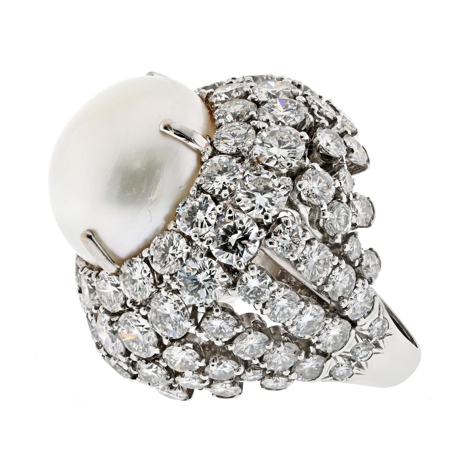 La bague cocktail Diamond and South Sea Pearl Bombe de David Webb est un bijou extraordinaire qui respire le luxe et la sophistication. Réalisée en platine et montée avec une seule grande perle blanche des mers du Sud (17 mm), cette bague est une