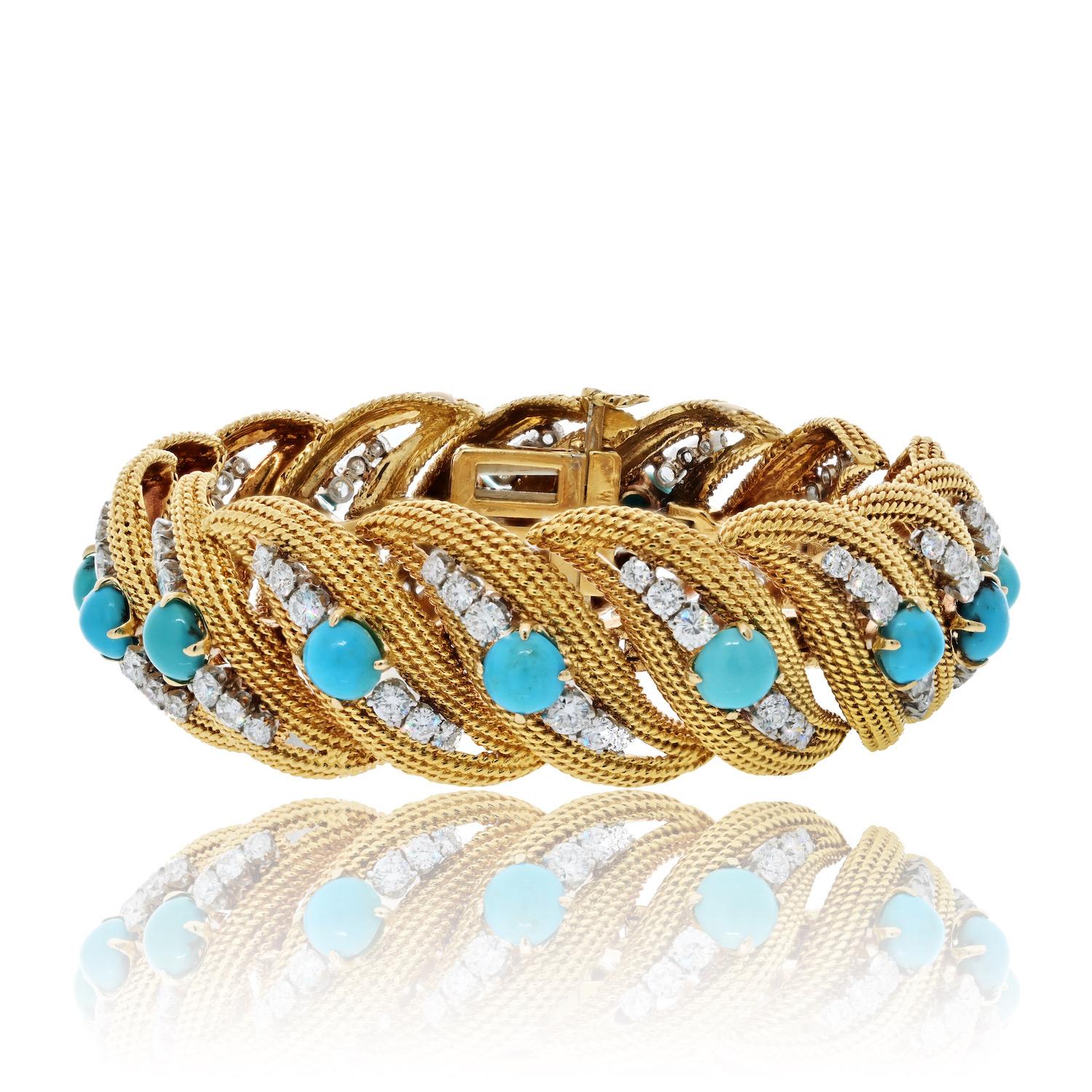 Bracelet vintage de David Webb en or jaune 18 carats serti de turquoises et de diamants. 

Fabriqué dans les années 1980, ce bracelet dégage une allure intemporelle grâce à son mélange unique de matériaux et à ses détails complexes.

Le bracelet