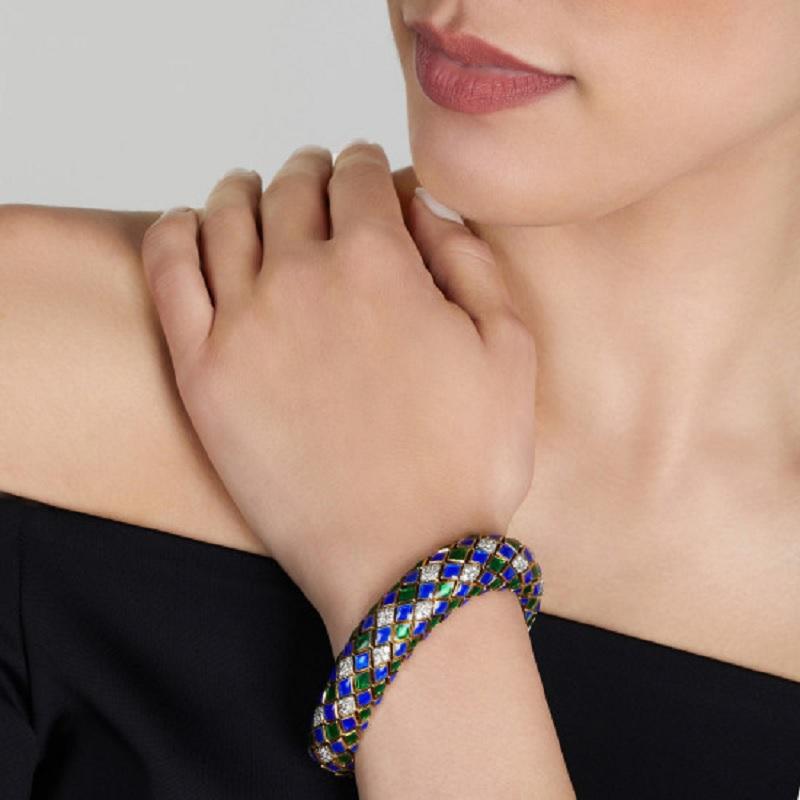 Armband aus Platin und 18 Karat Gelbgold mit blauer Emaille und Diamanten im Zustand „Gut“ im Angebot in New York, NY