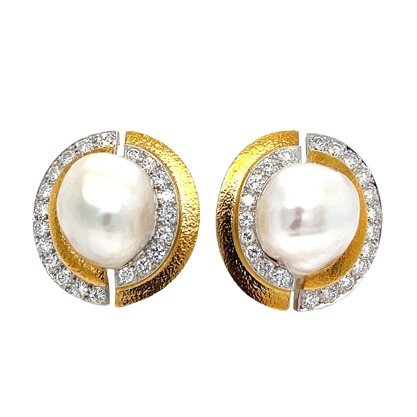 Un paio di orecchini David Webb di proprietà in platino e oro giallo martellato 18 carati. Caratterizzati da perle coltivate dei mari del sud e diamanti rotondi con taglio a brillante, questi squisiti orecchini sono una vera e propria testimonianza
