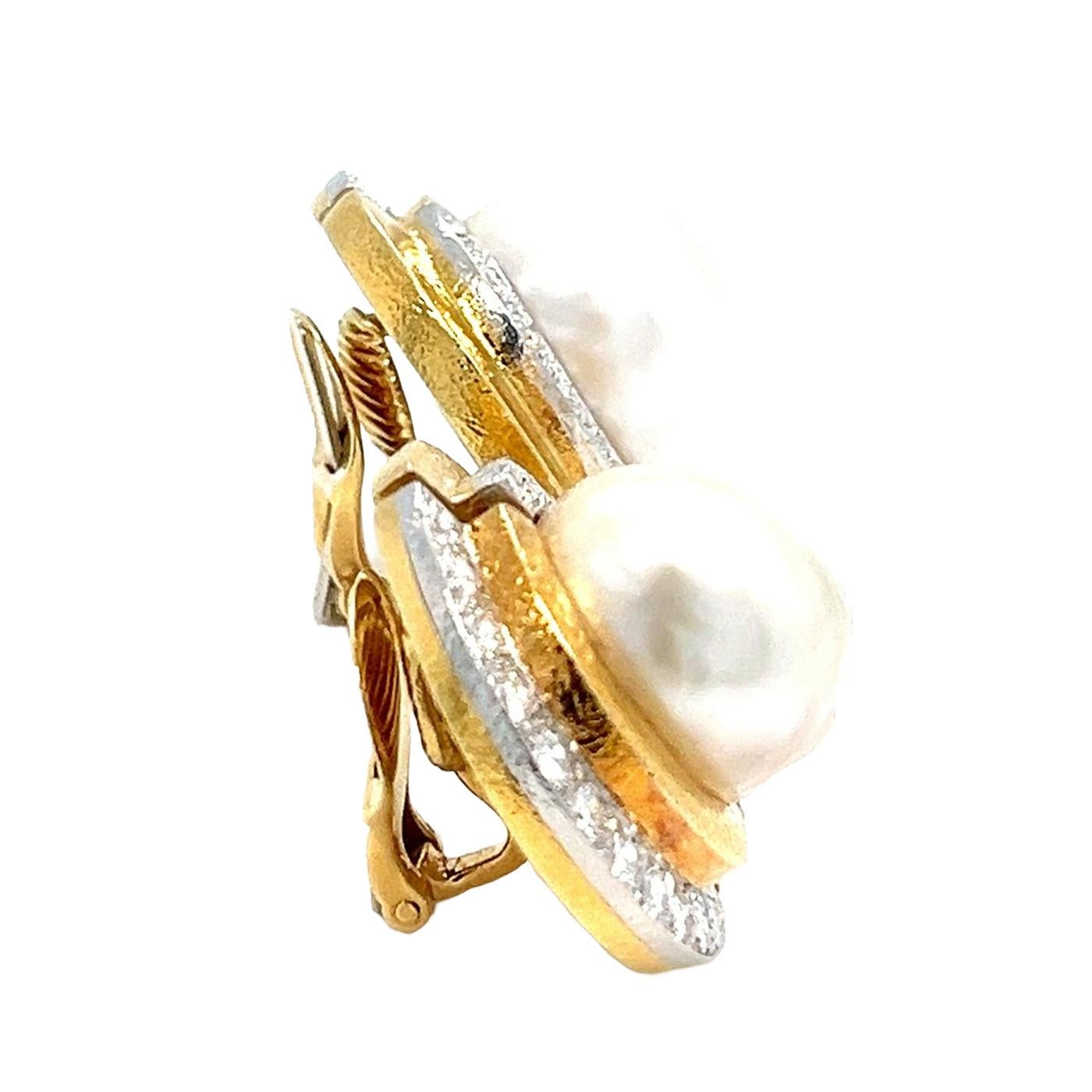 Donna David Webb - Orecchini con diamanti e perle dei mari del sud in platino e oro martellato 18 carati in vendita